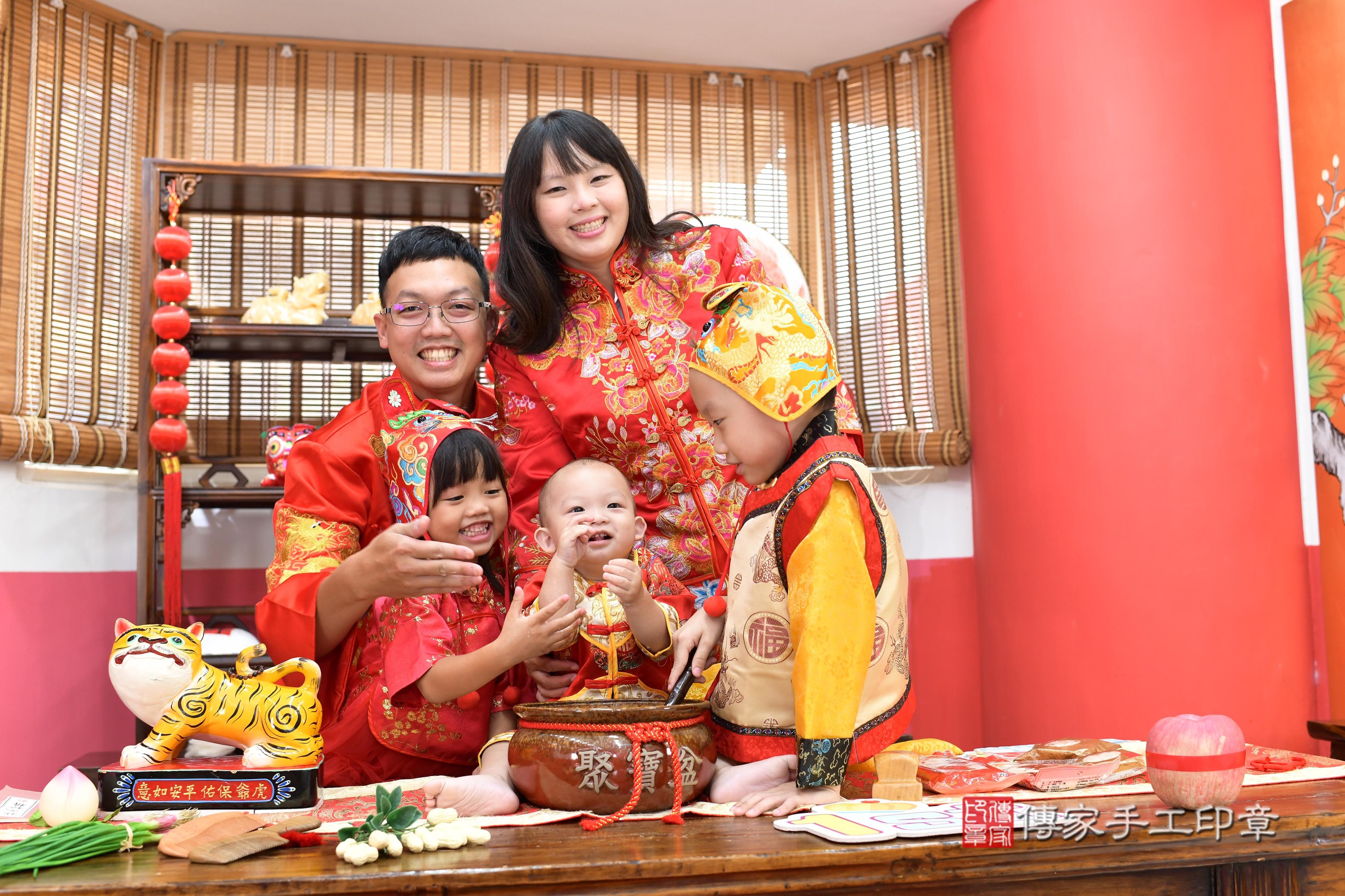 傳家手工印章高雄店、抓周、度脺、中國風會場、傳家嬰兒古禮、吉祥話、抓周道具物品24種、拍照。抓周證書。寶寶抓周、滿周歲、生日快樂、祝福