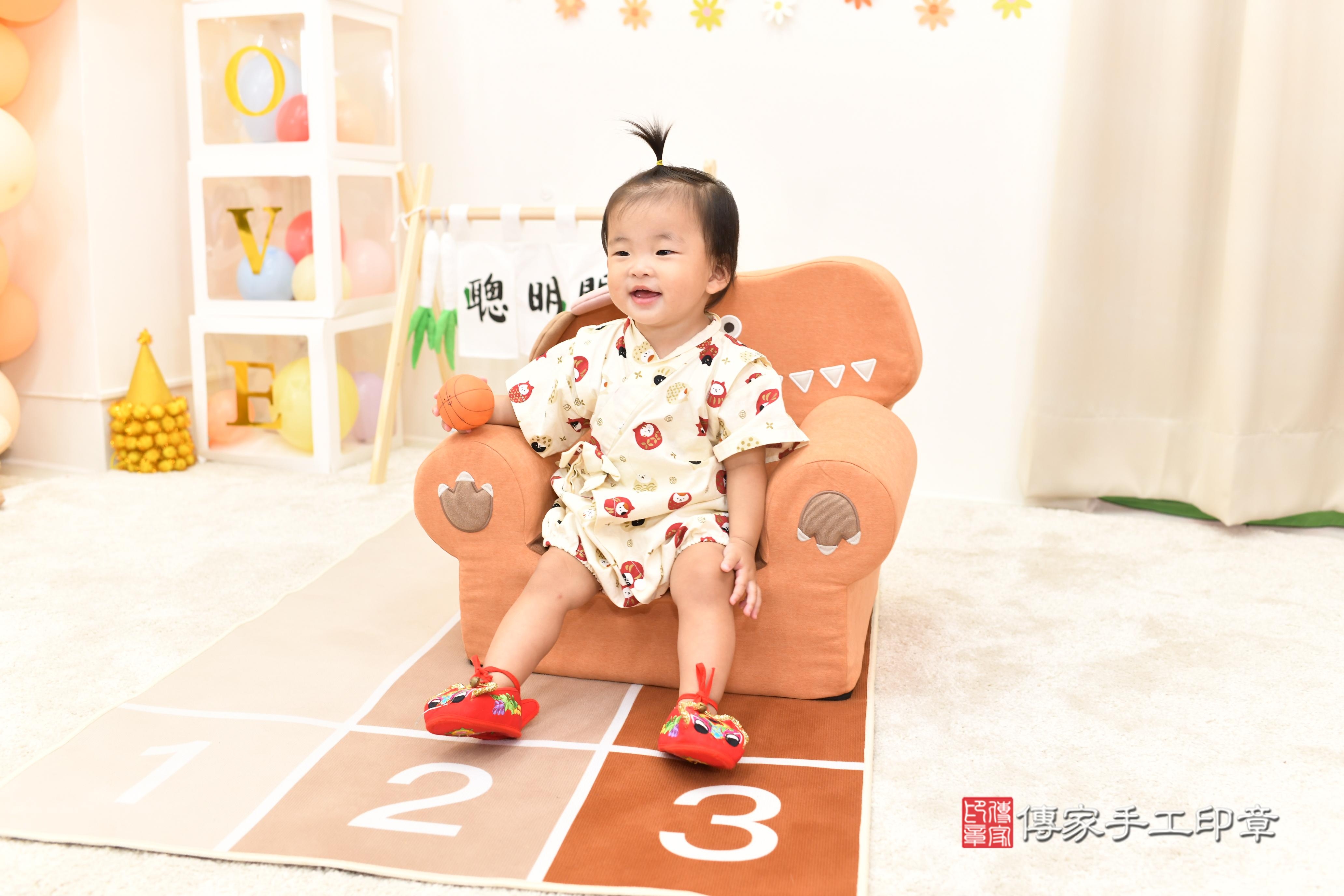 傳家手工印章高雄店、抓周、度脺、中國風會場、傳家嬰兒古禮、吉祥話、抓周道具物品24種、拍照。抓周證書。寶寶抓周、滿周歲、生日快樂、祝福