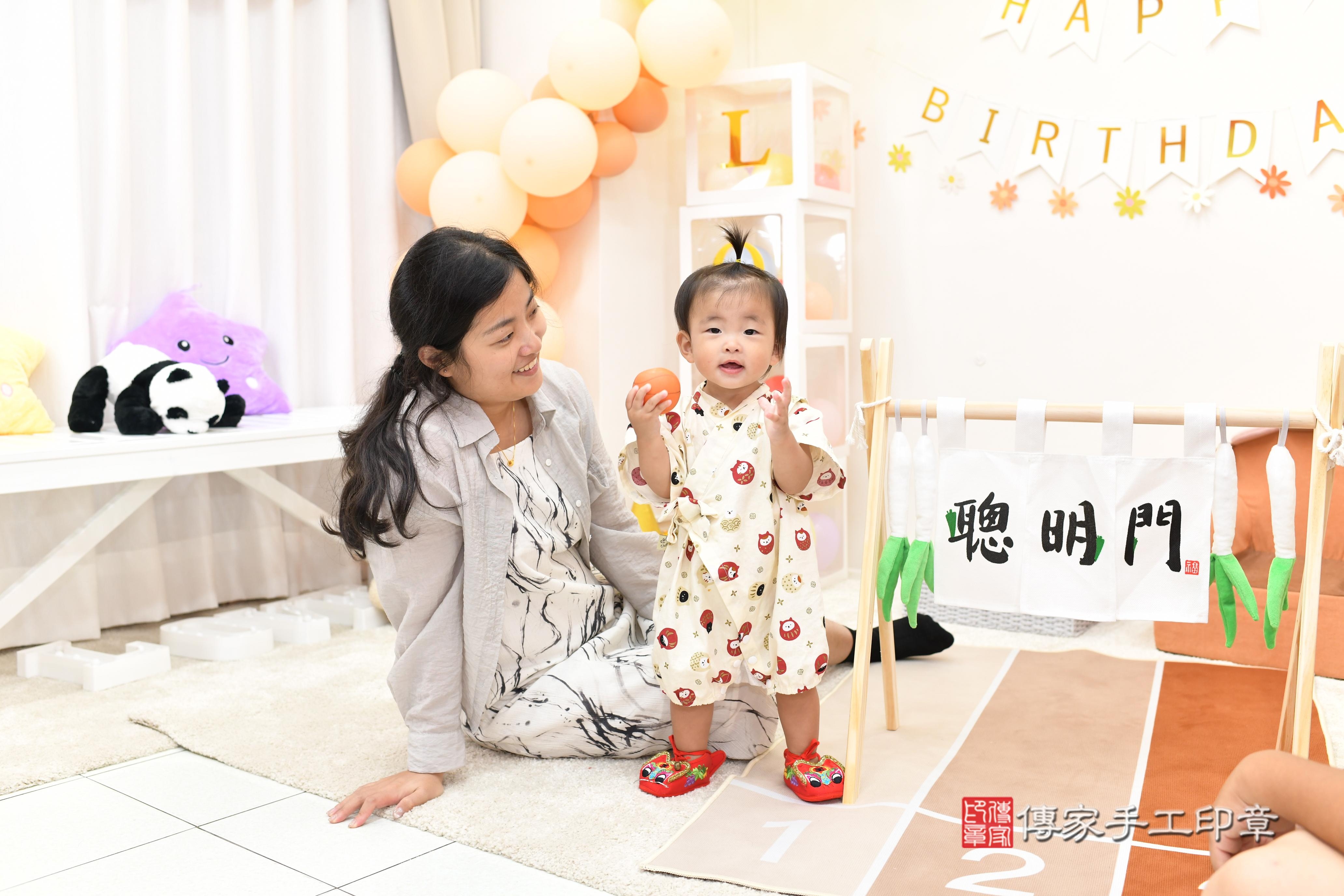 傳家手工印章高雄店、抓周、度脺、中國風會場、傳家嬰兒古禮、吉祥話、抓周道具物品24種、拍照。抓周證書。寶寶抓周、滿周歲、生日快樂、祝福