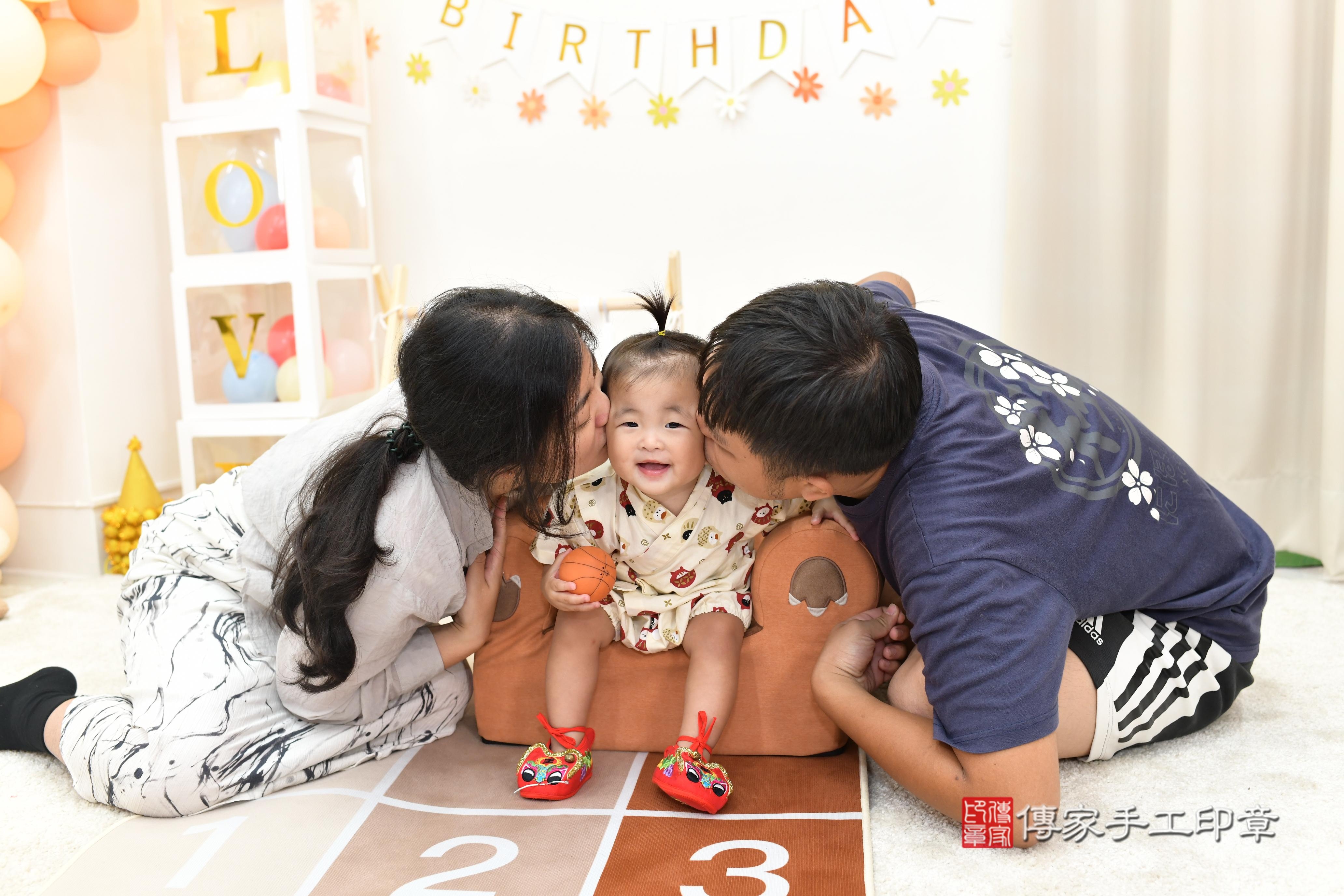 傳家手工印章高雄店、抓周、度脺、中國風會場、傳家嬰兒古禮、吉祥話、抓周道具物品24種、拍照。抓周證書。寶寶抓周、滿周歲、生日快樂、祝福