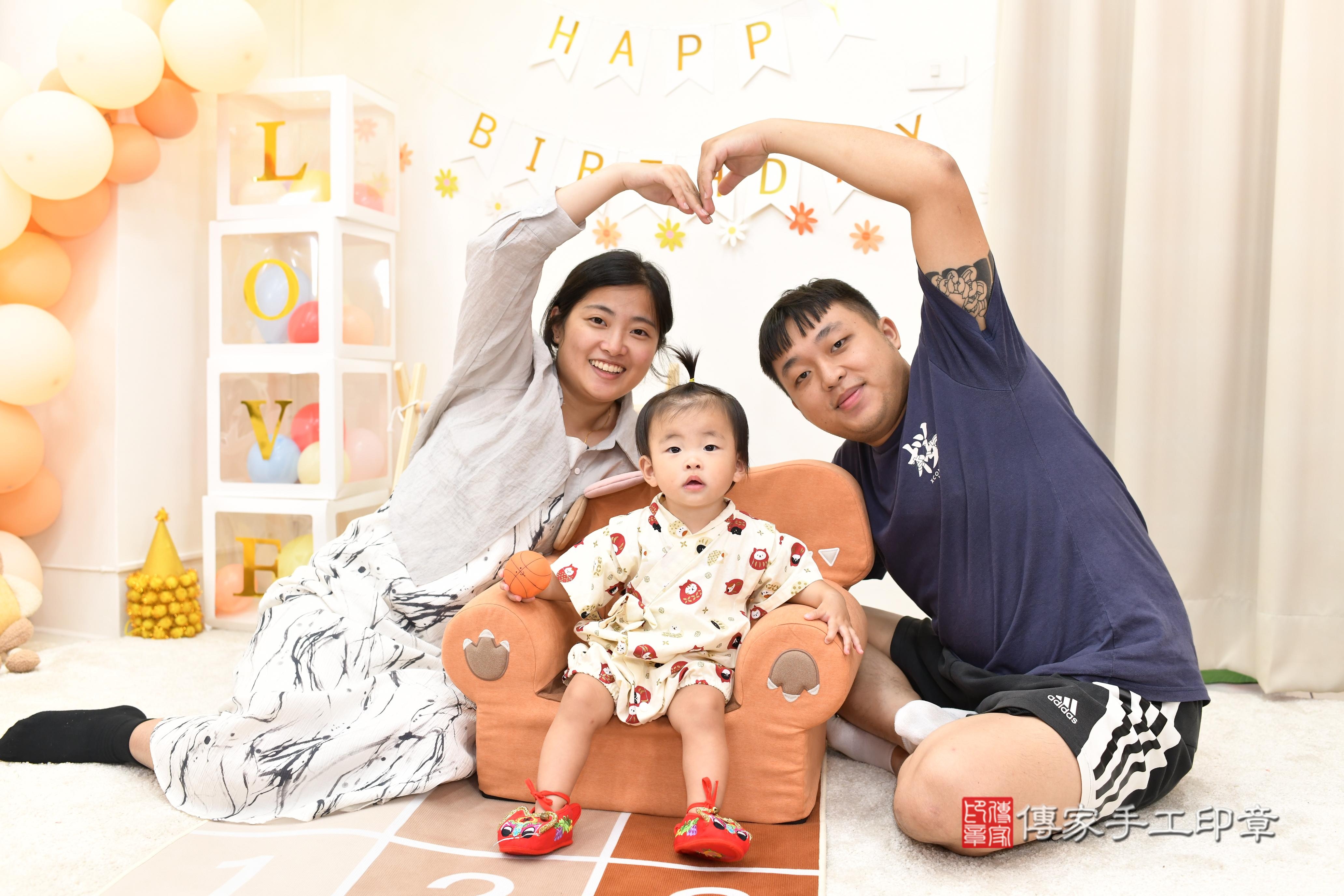 傳家手工印章高雄店、抓周、度脺、中國風會場、傳家嬰兒古禮、吉祥話、抓周道具物品24種、拍照。抓周證書。寶寶抓周、滿周歲、生日快樂、祝福