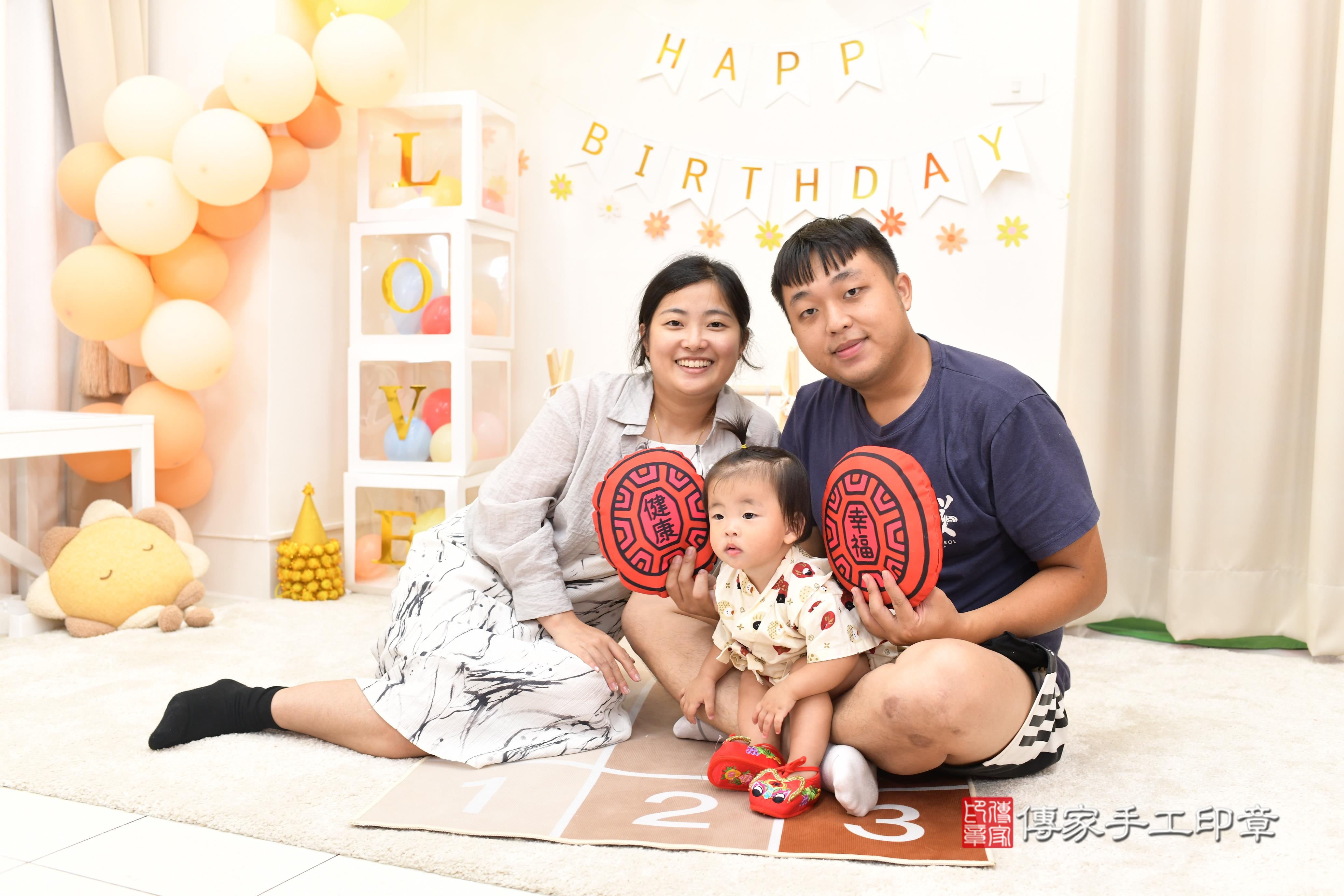 傳家手工印章高雄店、抓周、度脺、中國風會場、傳家嬰兒古禮、吉祥話、抓周道具物品24種、拍照。抓周證書。寶寶抓周、滿周歲、生日快樂、祝福