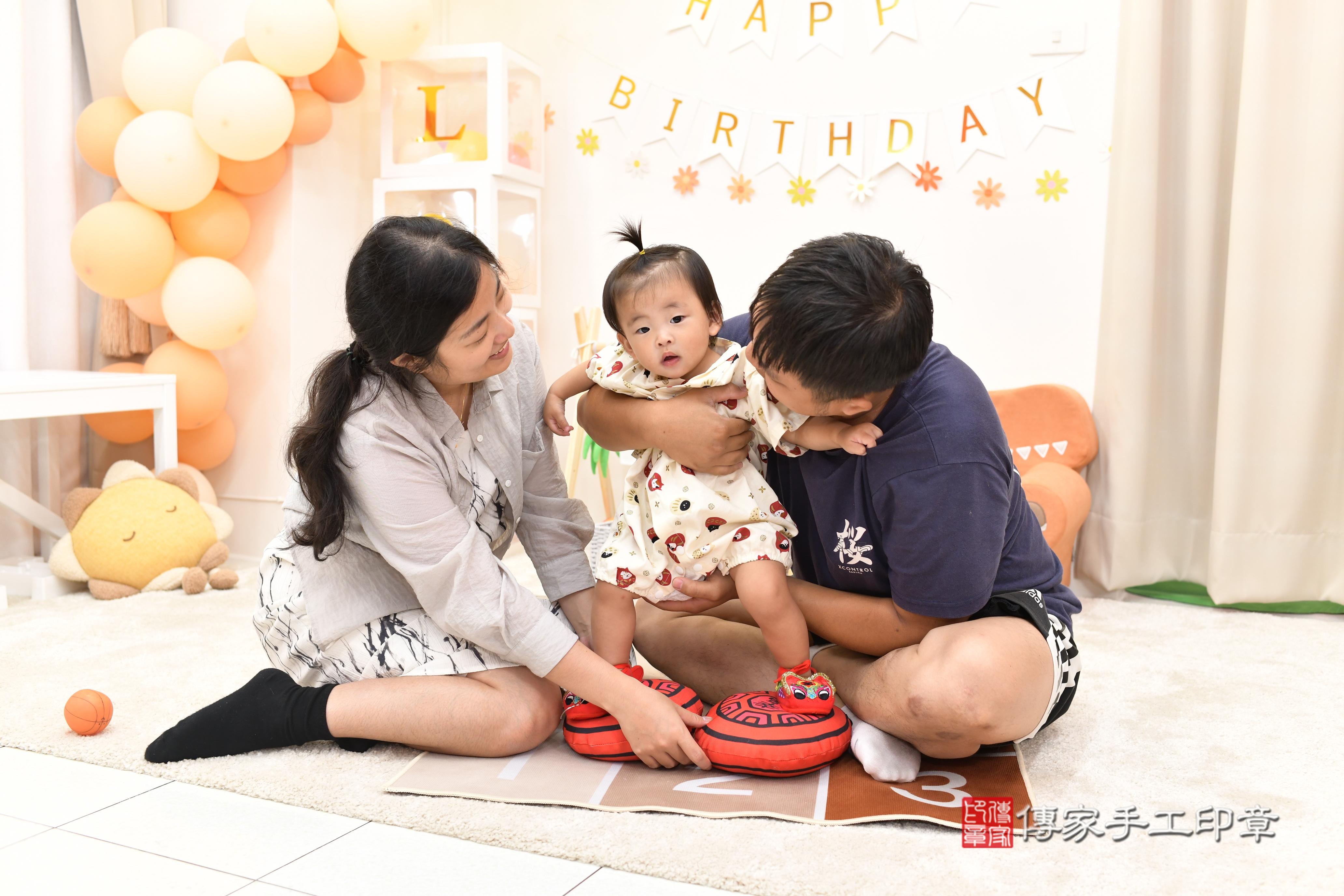 傳家手工印章高雄店、抓周、度脺、中國風會場、傳家嬰兒古禮、吉祥話、抓周道具物品24種、拍照。抓周證書。寶寶抓周、滿周歲、生日快樂、祝福