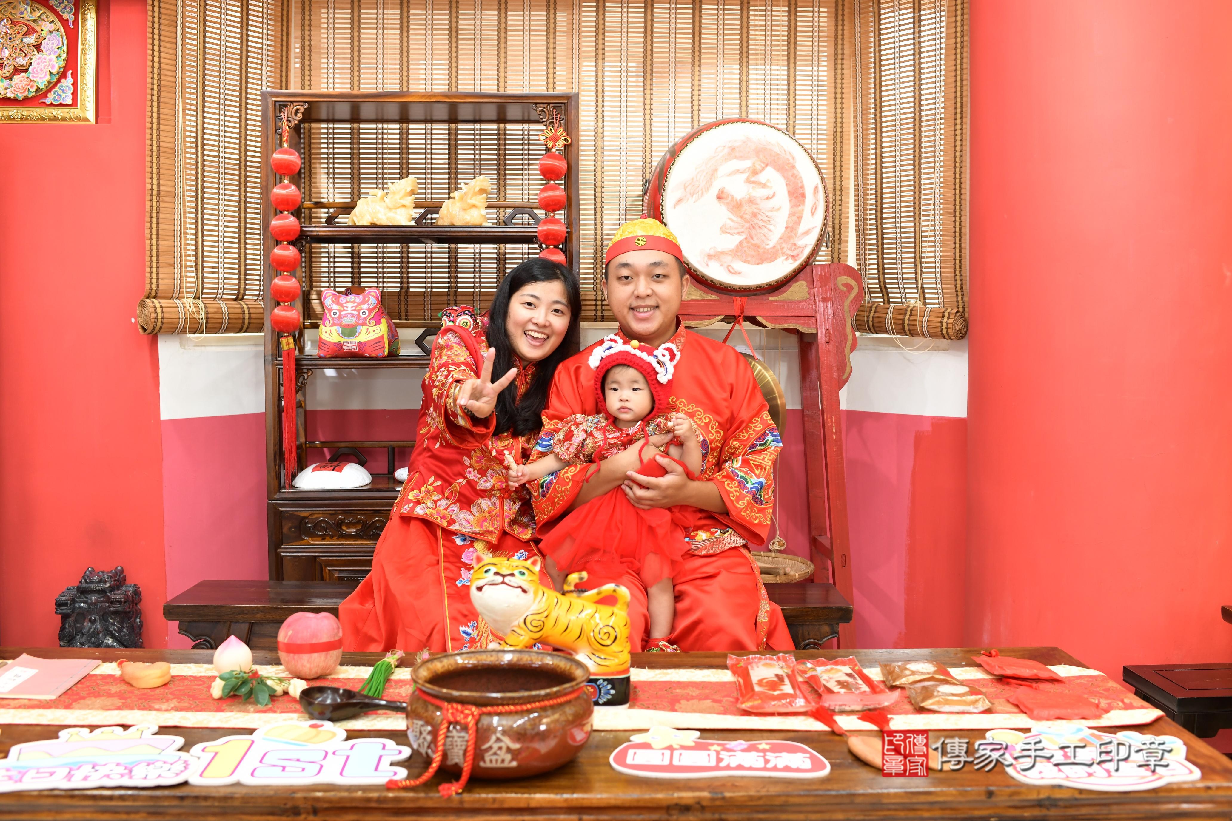 傳家手工印章高雄店、抓周、度脺、中國風會場、傳家嬰兒古禮、吉祥話、抓周道具物品24種、拍照。抓周證書。寶寶抓周、滿周歲、生日快樂、祝福