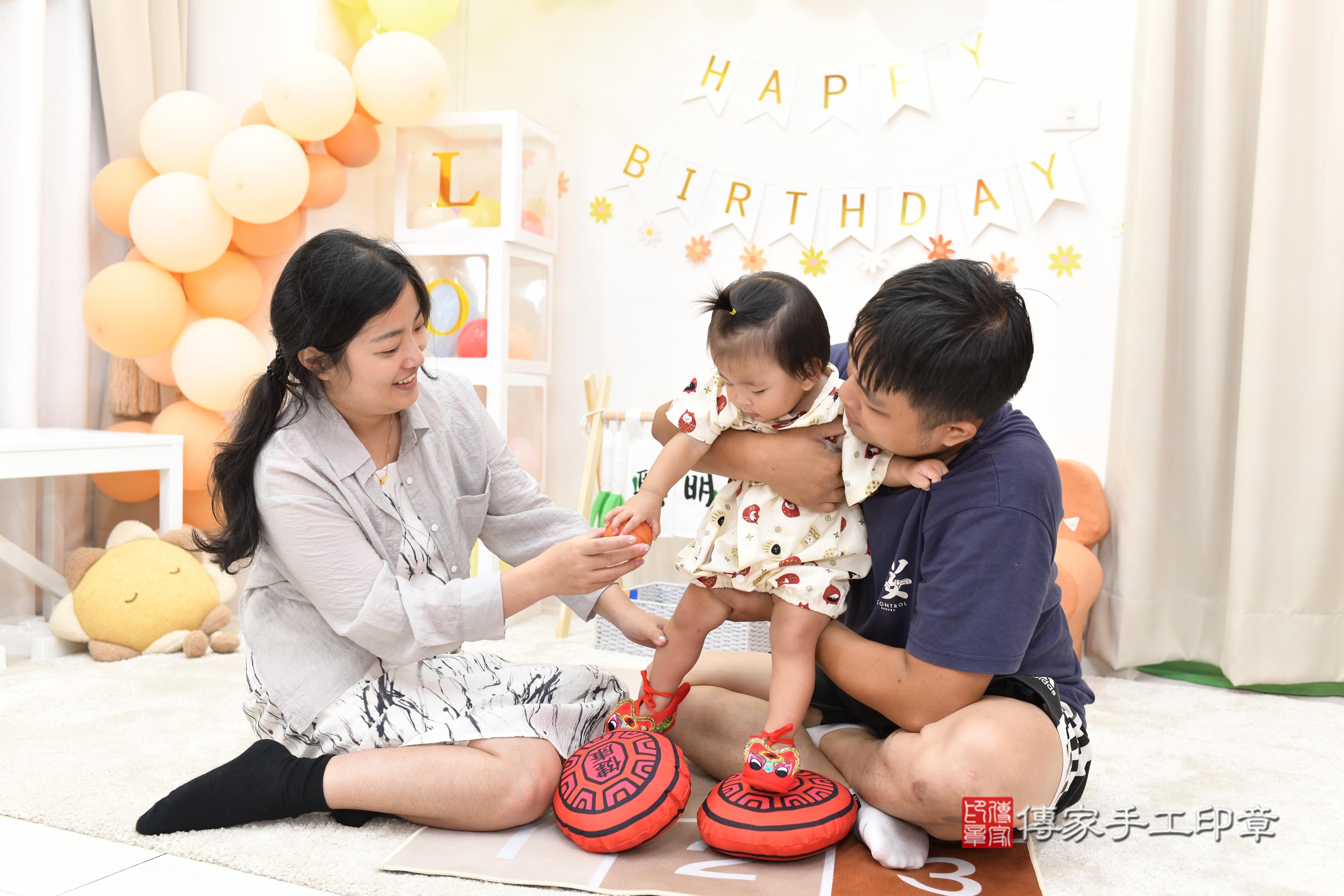 傳家手工印章高雄店、抓周、度脺、中國風會場、傳家嬰兒古禮、吉祥話、抓周道具物品24種、拍照。抓周證書。寶寶抓周、滿周歲、生日快樂、祝福