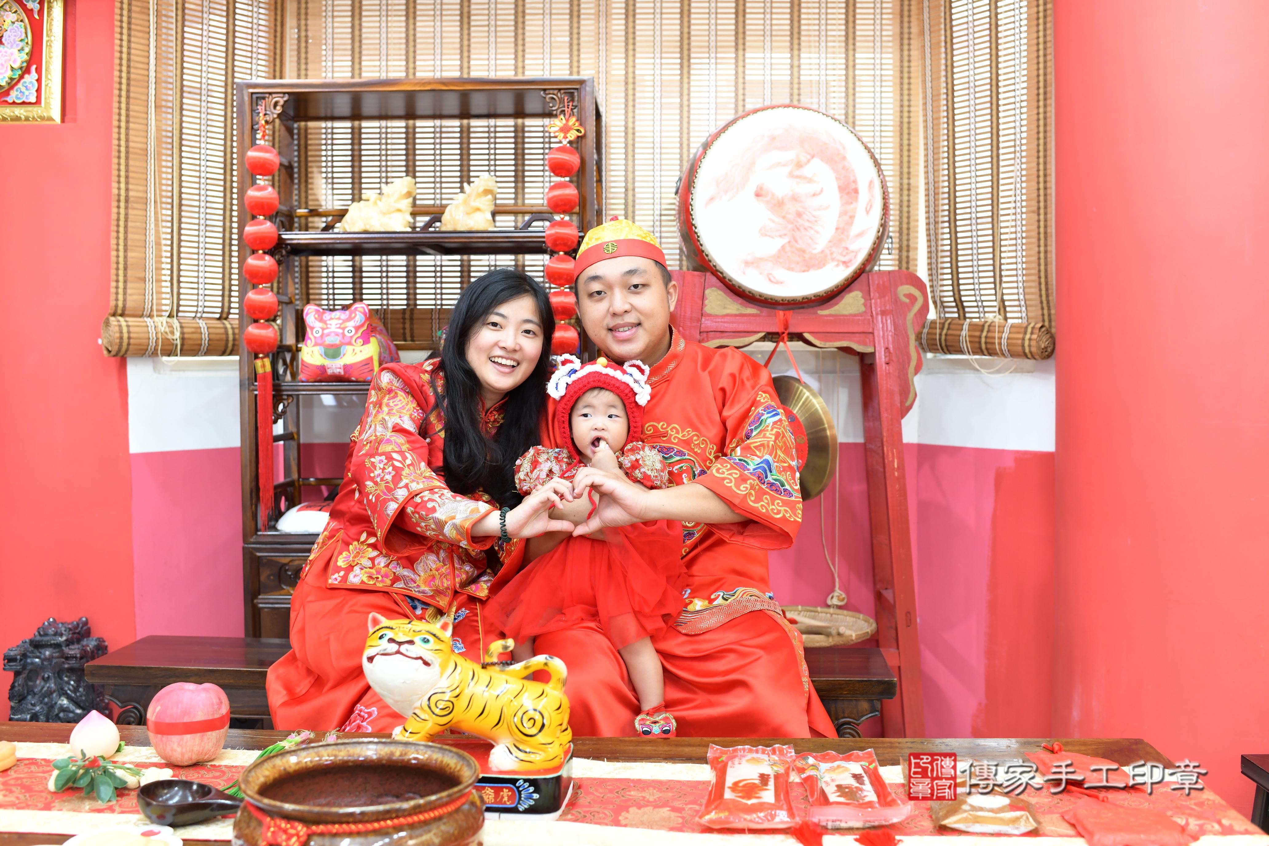 傳家手工印章高雄店、抓周、度脺、中國風會場、傳家嬰兒古禮、吉祥話、抓周道具物品24種、拍照。抓周證書。寶寶抓周、滿周歲、生日快樂、祝福