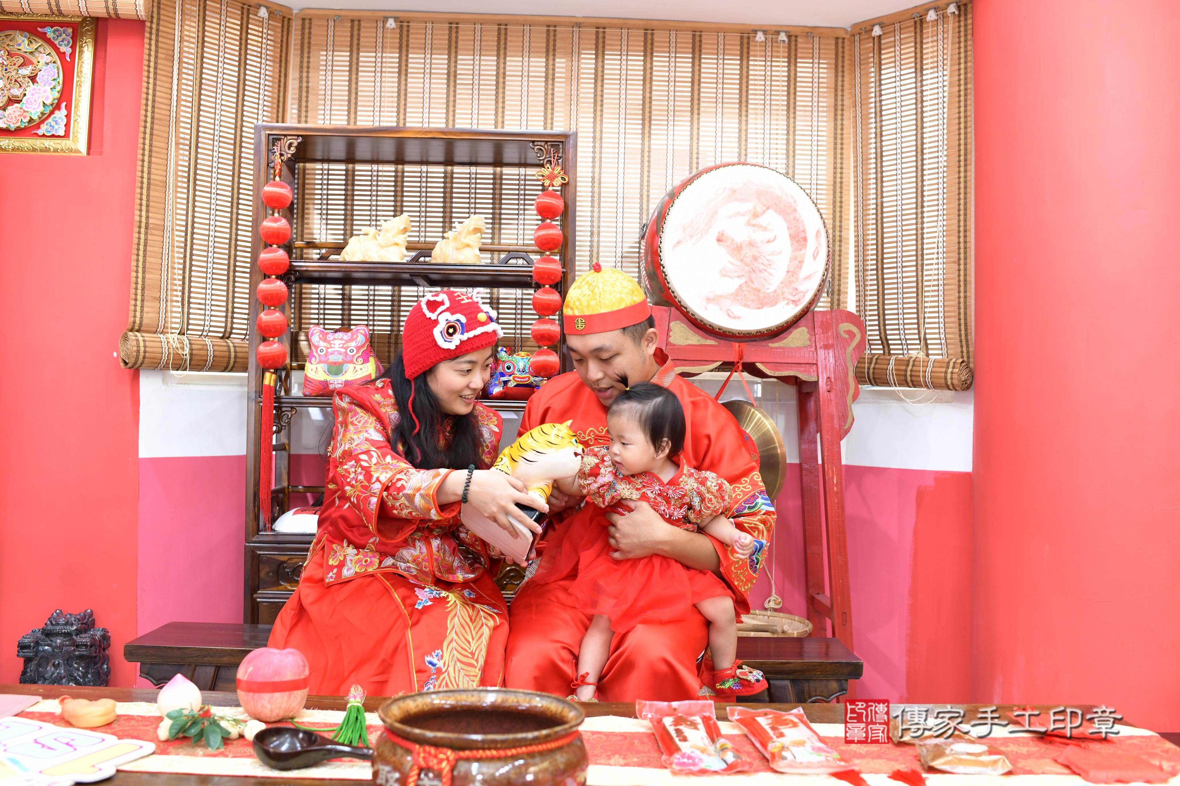 傳家手工印章高雄店、抓周、度脺、中國風會場、傳家嬰兒古禮、吉祥話、抓周道具物品24種、拍照。抓周證書。寶寶抓周、滿周歲、生日快樂、祝福