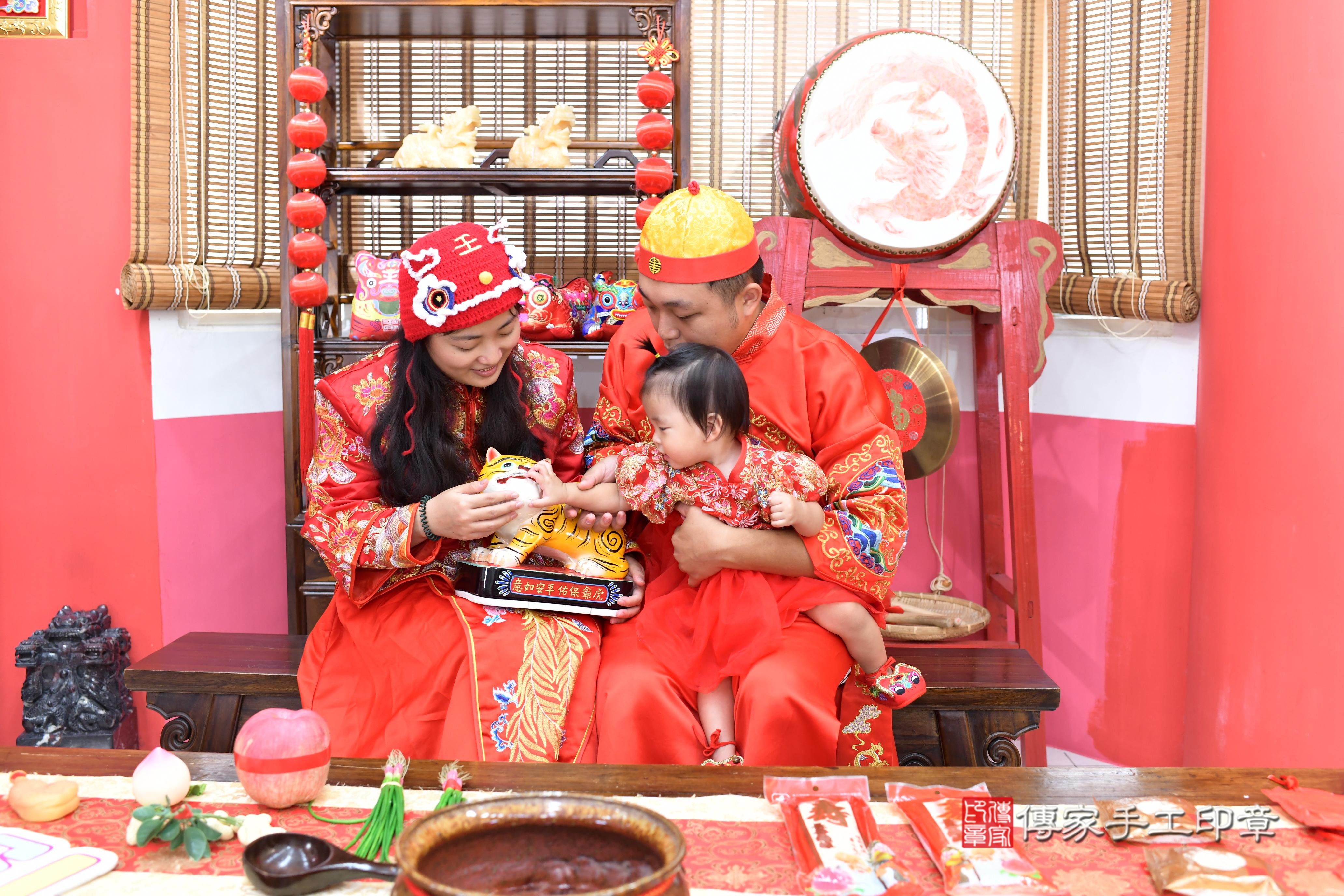 傳家手工印章高雄店、抓周、度脺、中國風會場、傳家嬰兒古禮、吉祥話、抓周道具物品24種、拍照。抓周證書。寶寶抓周、滿周歲、生日快樂、祝福