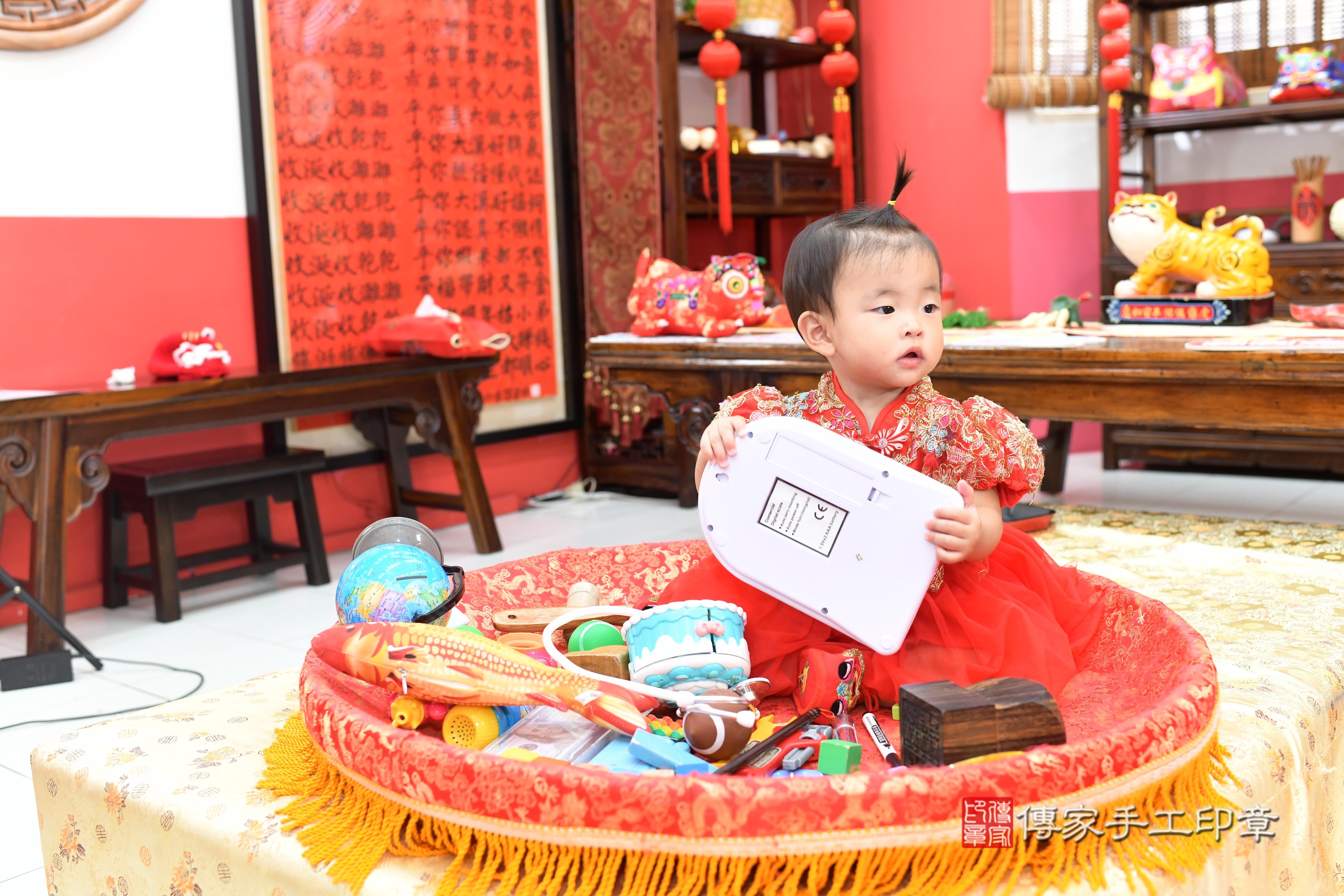 傳家手工印章高雄店、抓周、度脺、中國風會場、傳家嬰兒古禮、吉祥話、抓周道具物品24種、拍照。抓周證書。寶寶抓周、滿周歲、生日快樂、祝福