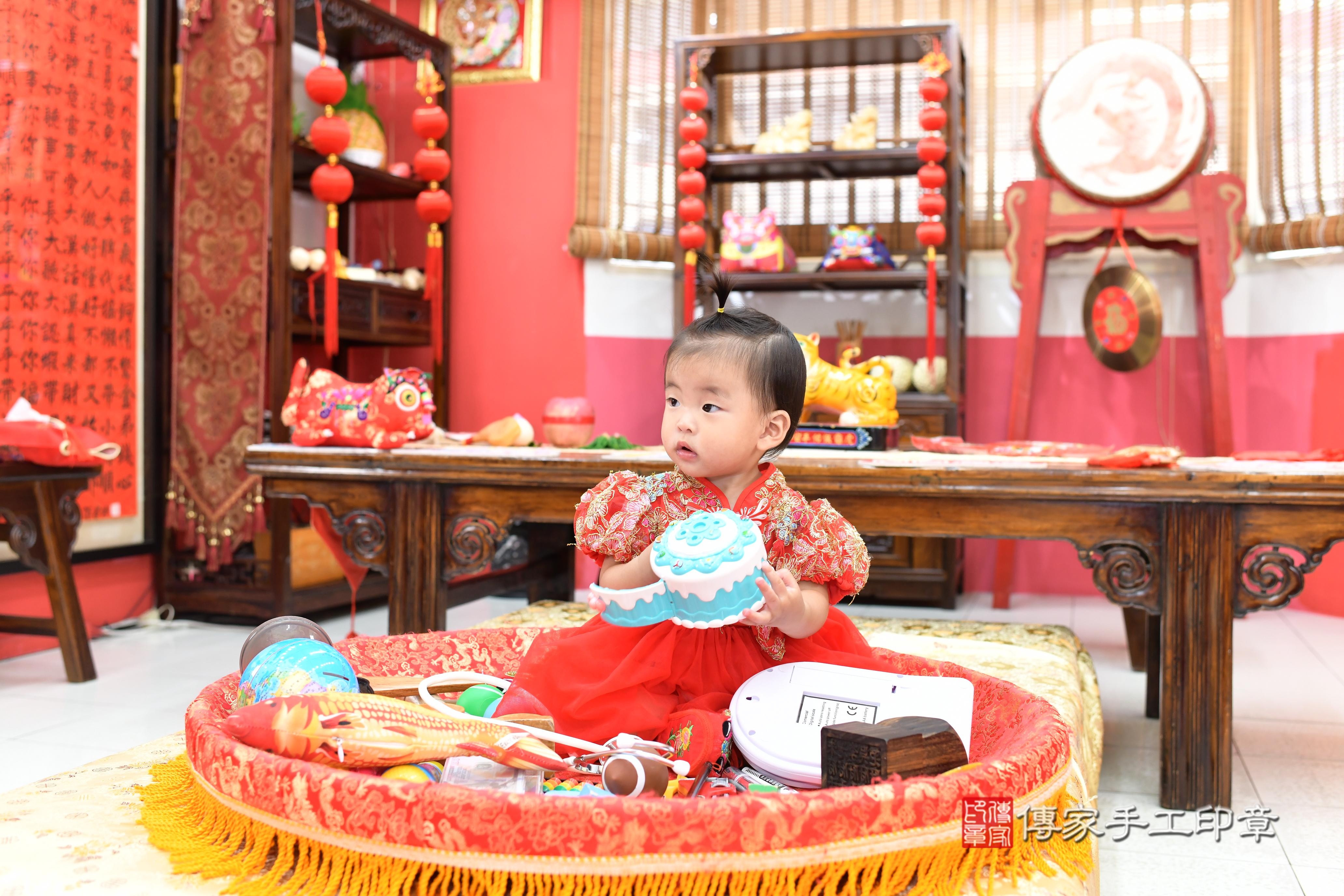 傳家手工印章高雄店、抓周、度脺、中國風會場、傳家嬰兒古禮、吉祥話、抓周道具物品24種、拍照。抓周證書。寶寶抓周、滿周歲、生日快樂、祝福