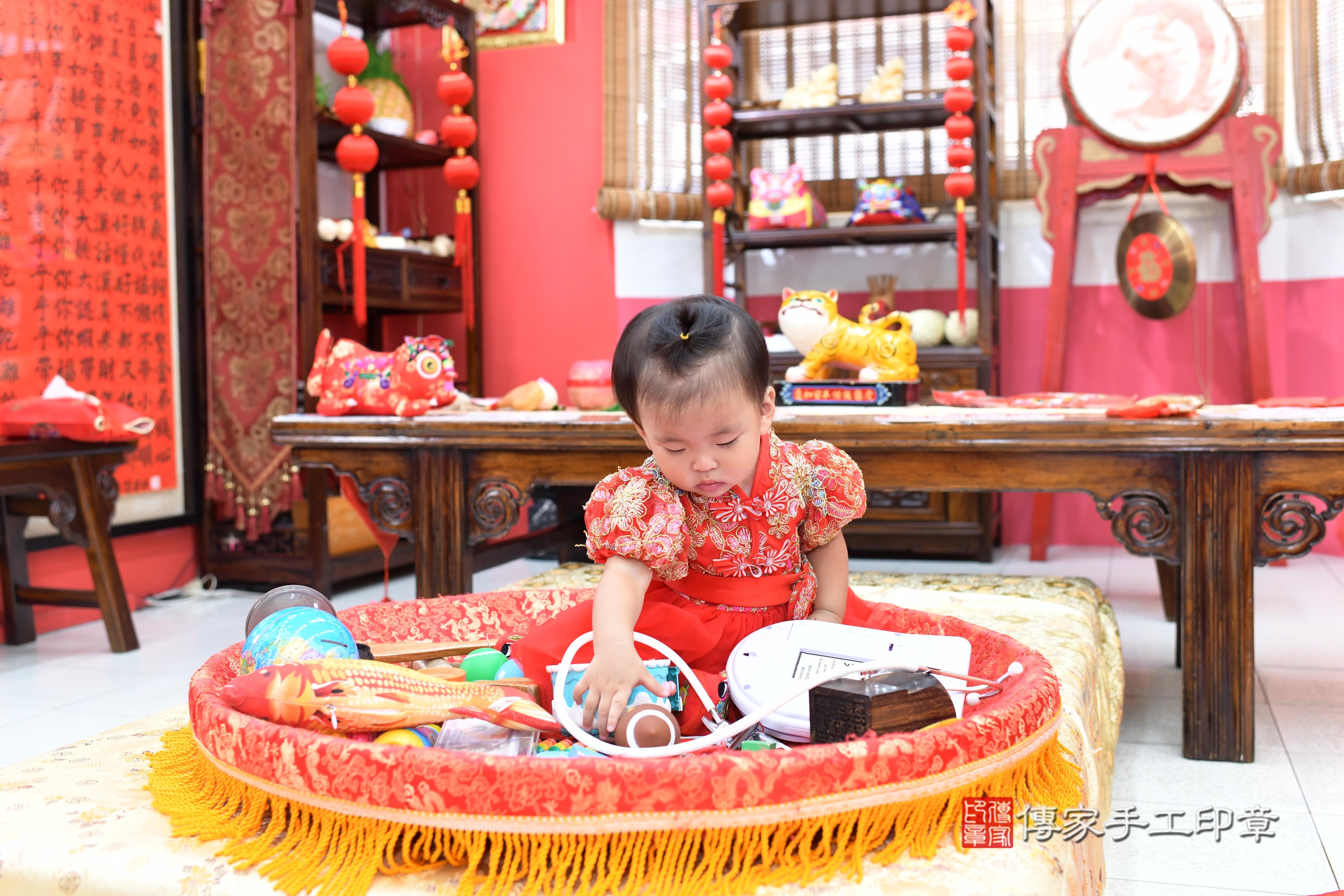 傳家手工印章高雄店、抓周、度脺、中國風會場、傳家嬰兒古禮、吉祥話、抓周道具物品24種、拍照。抓周證書。寶寶抓周、滿周歲、生日快樂、祝福