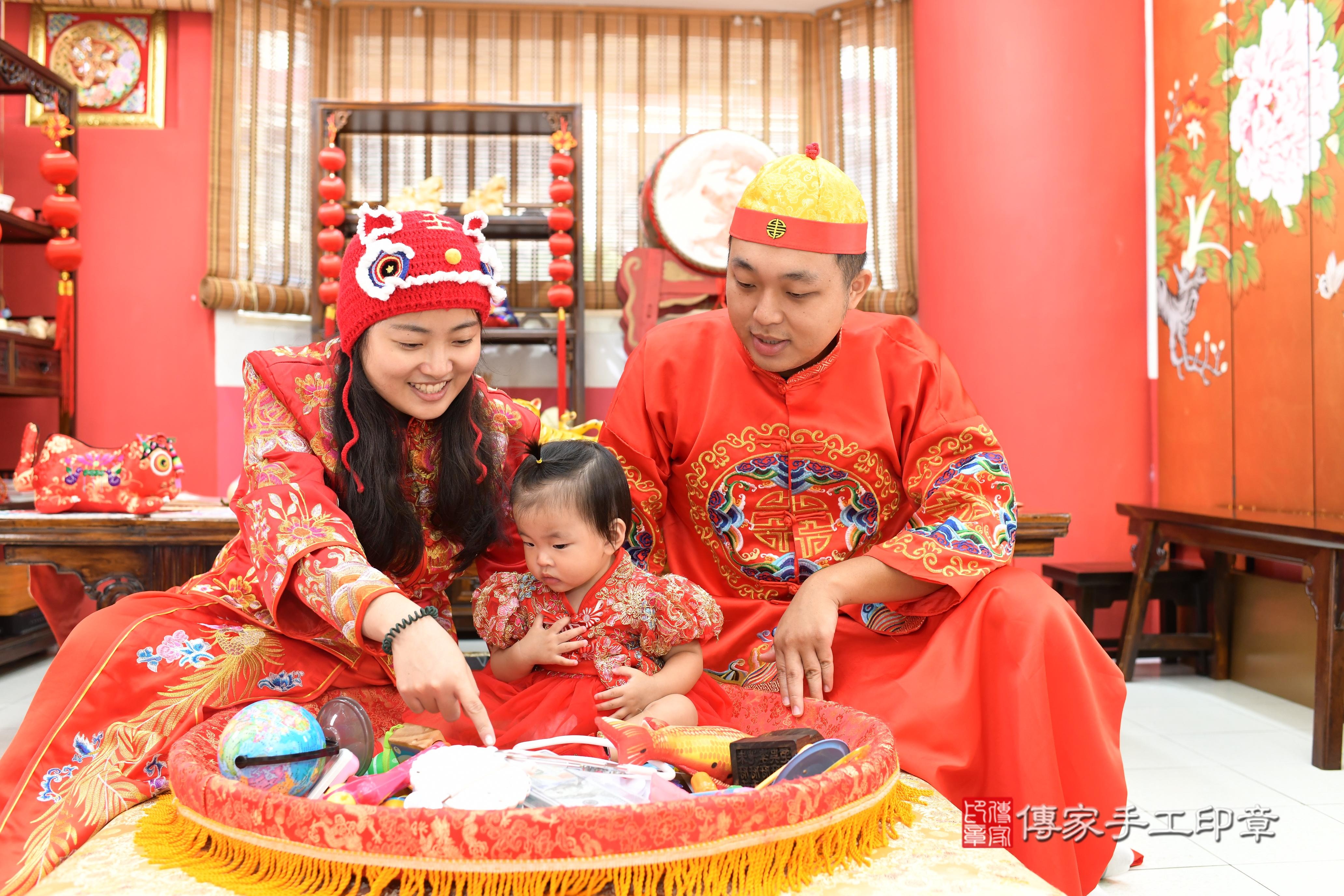 傳家手工印章高雄店、抓周、度脺、中國風會場、傳家嬰兒古禮、吉祥話、抓周道具物品24種、拍照。抓周證書。寶寶抓周、滿周歲、生日快樂、祝福