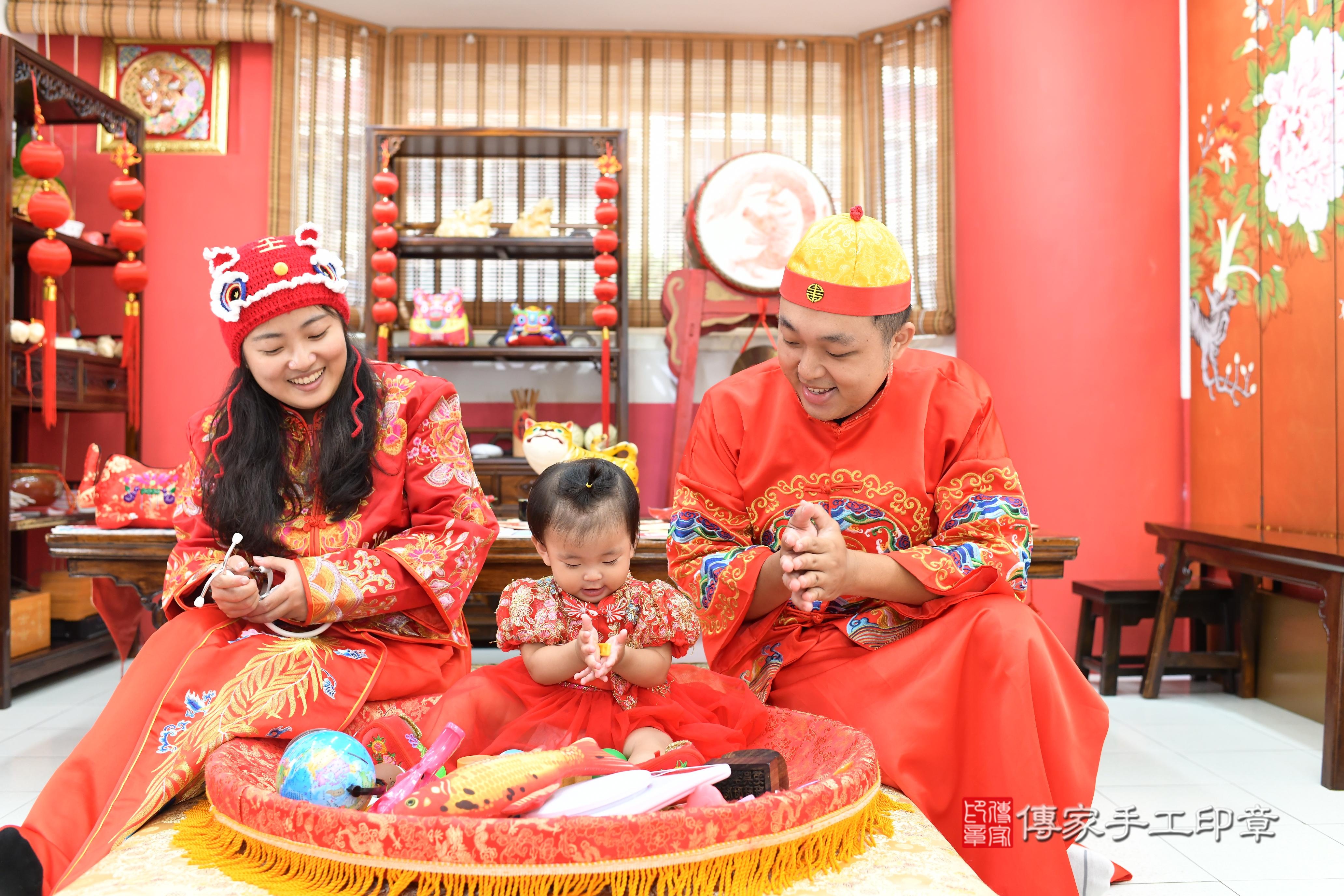 傳家手工印章高雄店、抓周、度脺、中國風會場、傳家嬰兒古禮、吉祥話、抓周道具物品24種、拍照。抓周證書。寶寶抓周、滿周歲、生日快樂、祝福