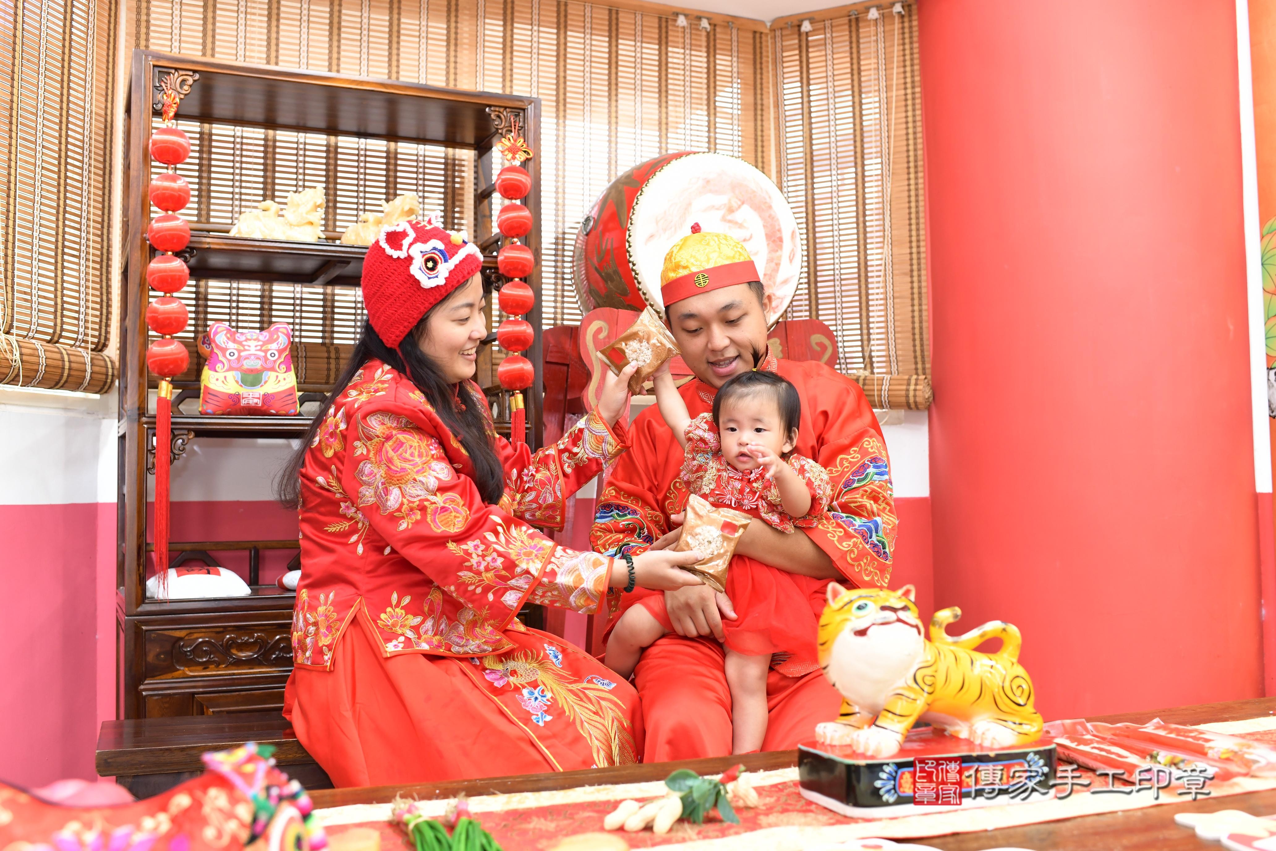 傳家手工印章高雄店、抓周、度脺、中國風會場、傳家嬰兒古禮、吉祥話、抓周道具物品24種、拍照。抓周證書。寶寶抓周、滿周歲、生日快樂、祝福