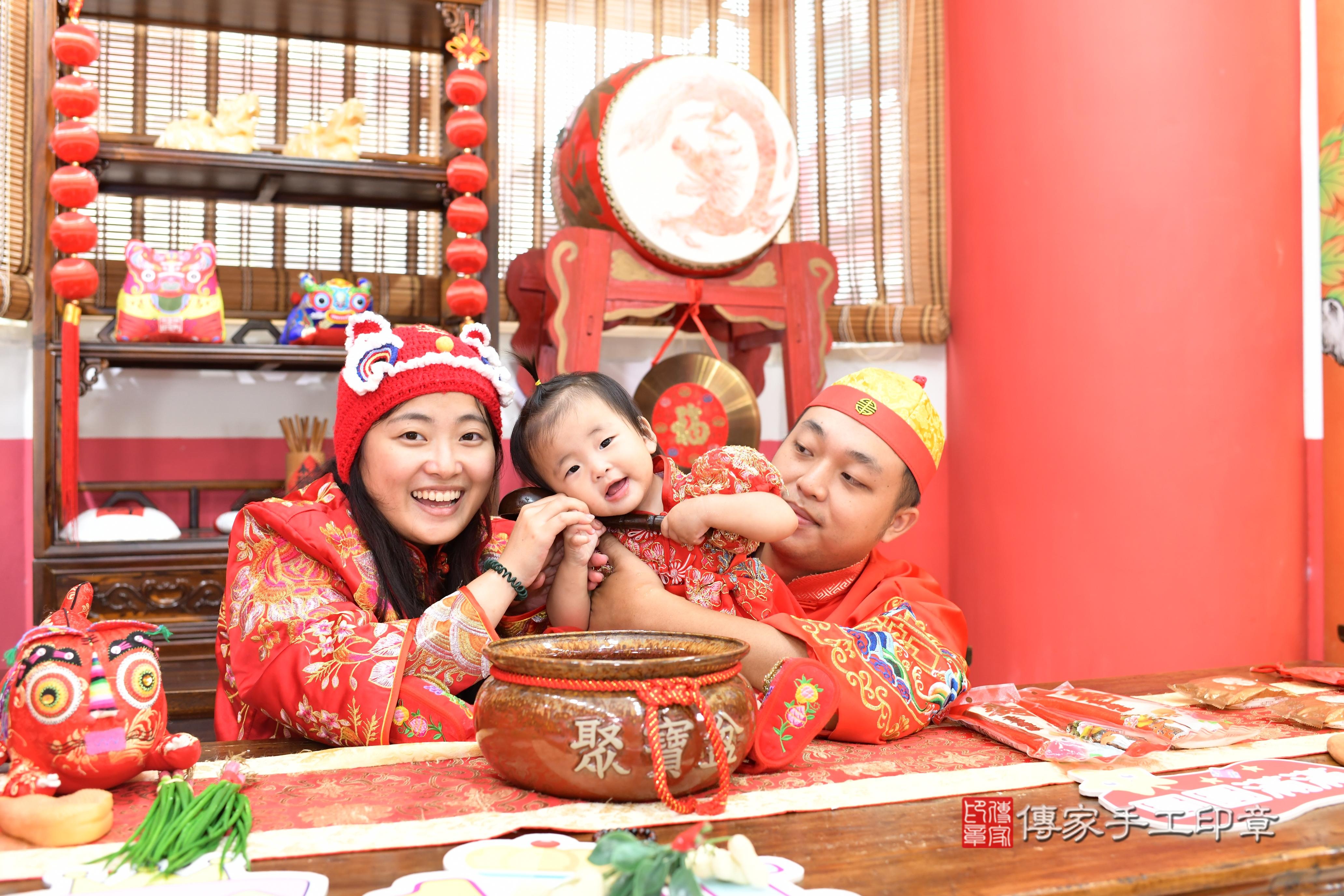 傳家手工印章高雄店、抓周、度脺、中國風會場、傳家嬰兒古禮、吉祥話、抓周道具物品24種、拍照。抓周證書。寶寶抓周、滿周歲、生日快樂、祝福