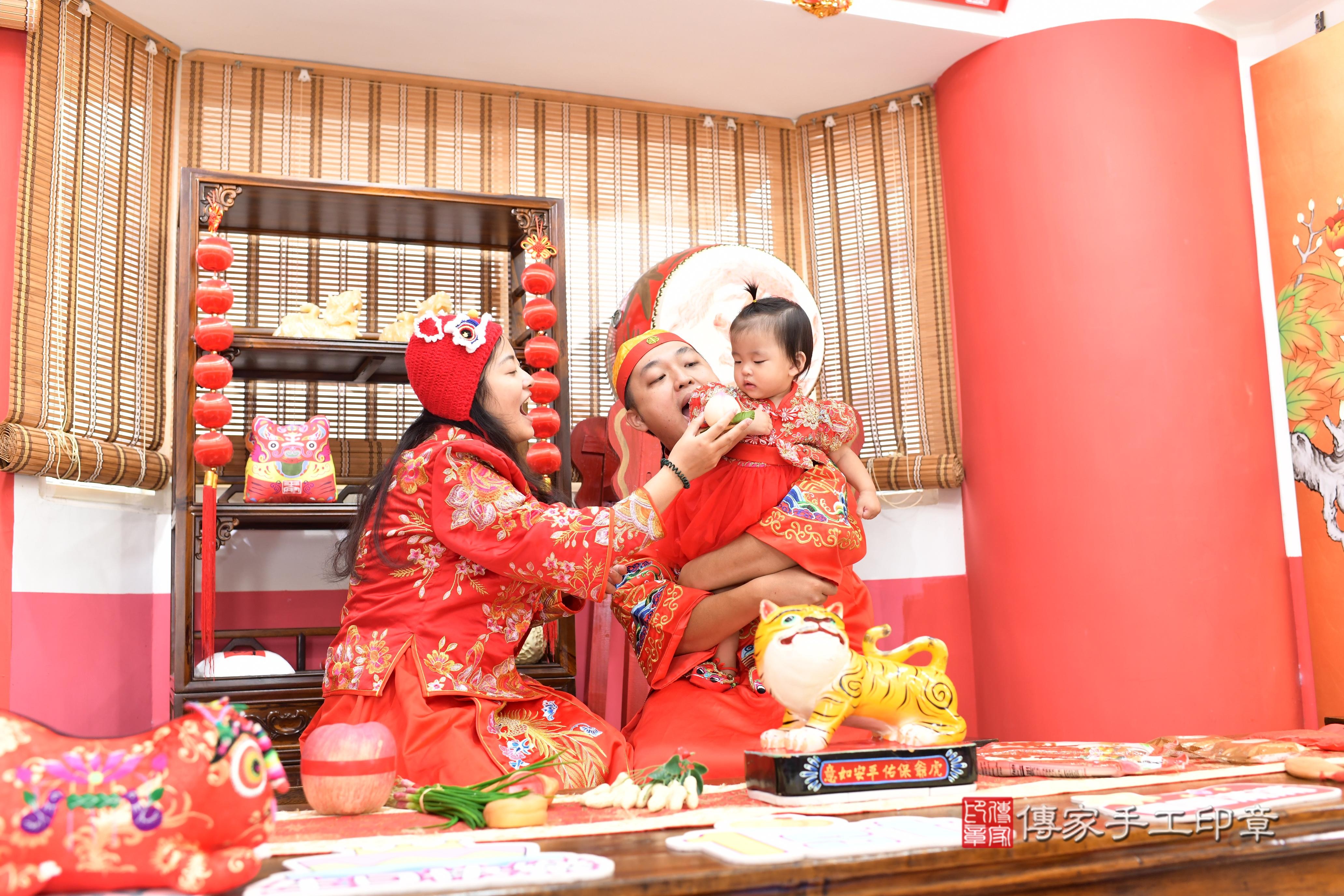 傳家手工印章高雄店、抓周、度脺、中國風會場、傳家嬰兒古禮、吉祥話、抓周道具物品24種、拍照。抓周證書。寶寶抓周、滿周歲、生日快樂、祝福