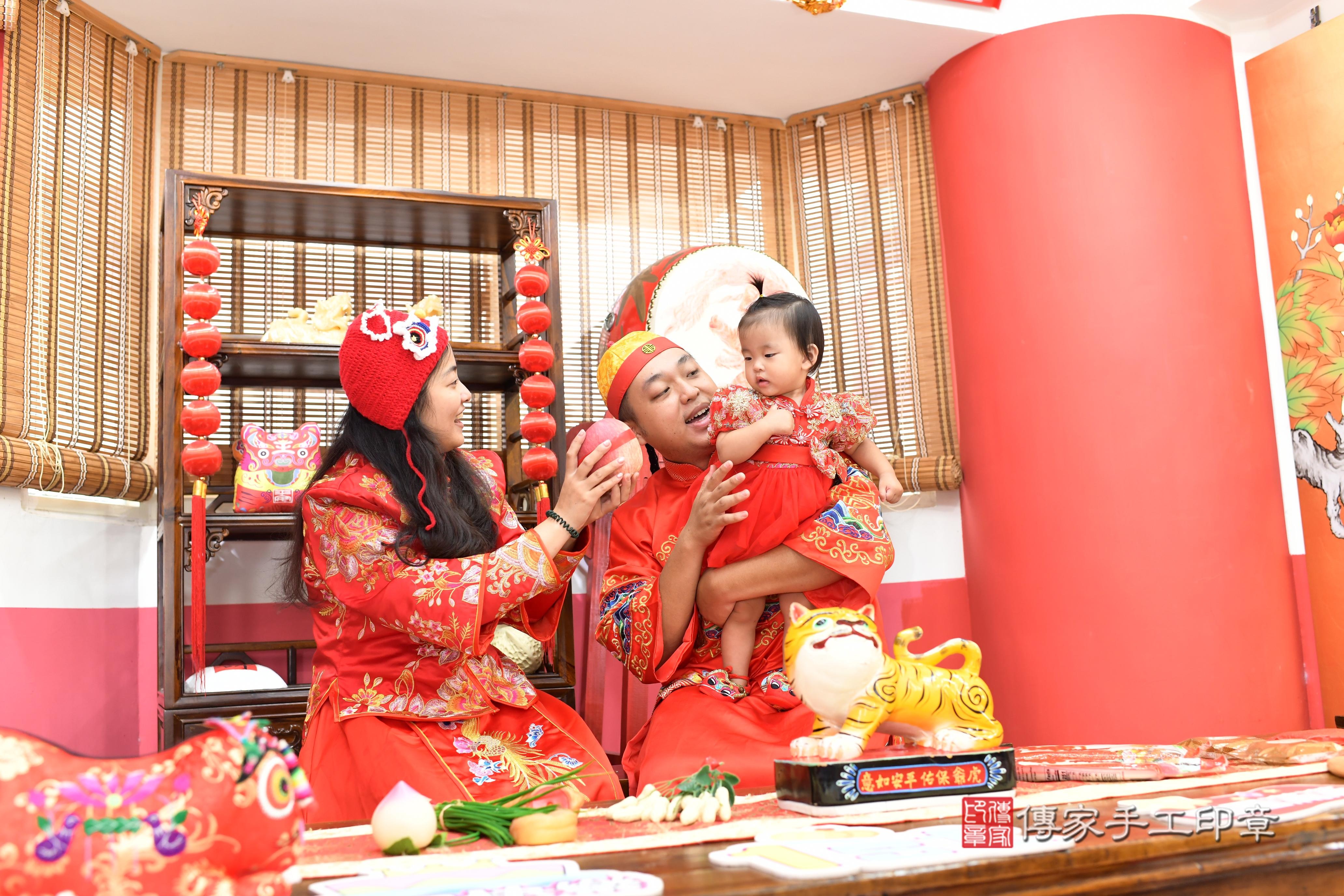 傳家手工印章高雄店、抓周、度脺、中國風會場、傳家嬰兒古禮、吉祥話、抓周道具物品24種、拍照。抓周證書。寶寶抓周、滿周歲、生日快樂、祝福