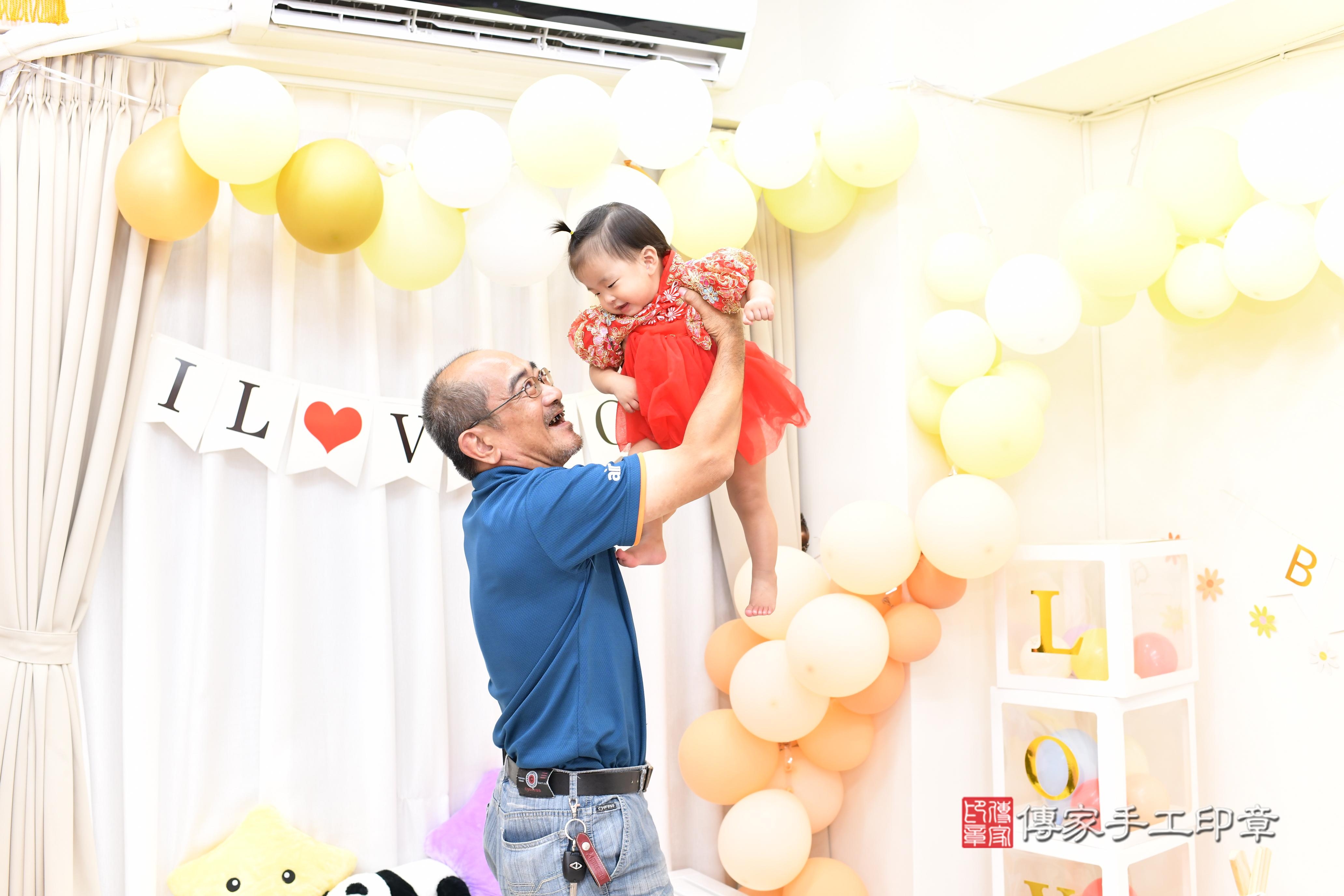 傳家手工印章高雄店、抓周、度脺、中國風會場、傳家嬰兒古禮、吉祥話、抓周道具物品24種、拍照。抓周證書。寶寶抓周、滿周歲、生日快樂、祝福