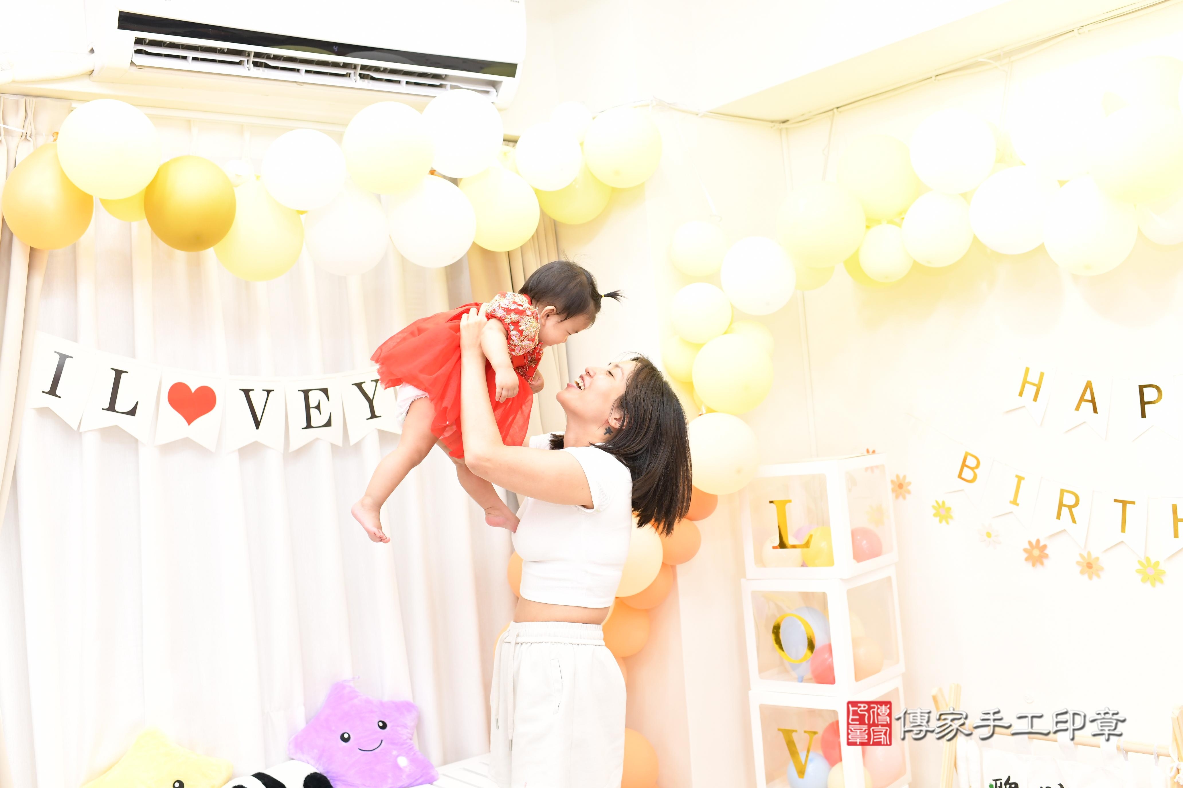 傳家手工印章高雄店、抓周、度脺、中國風會場、傳家嬰兒古禮、吉祥話、抓周道具物品24種、拍照。抓周證書。寶寶抓周、滿周歲、生日快樂、祝福