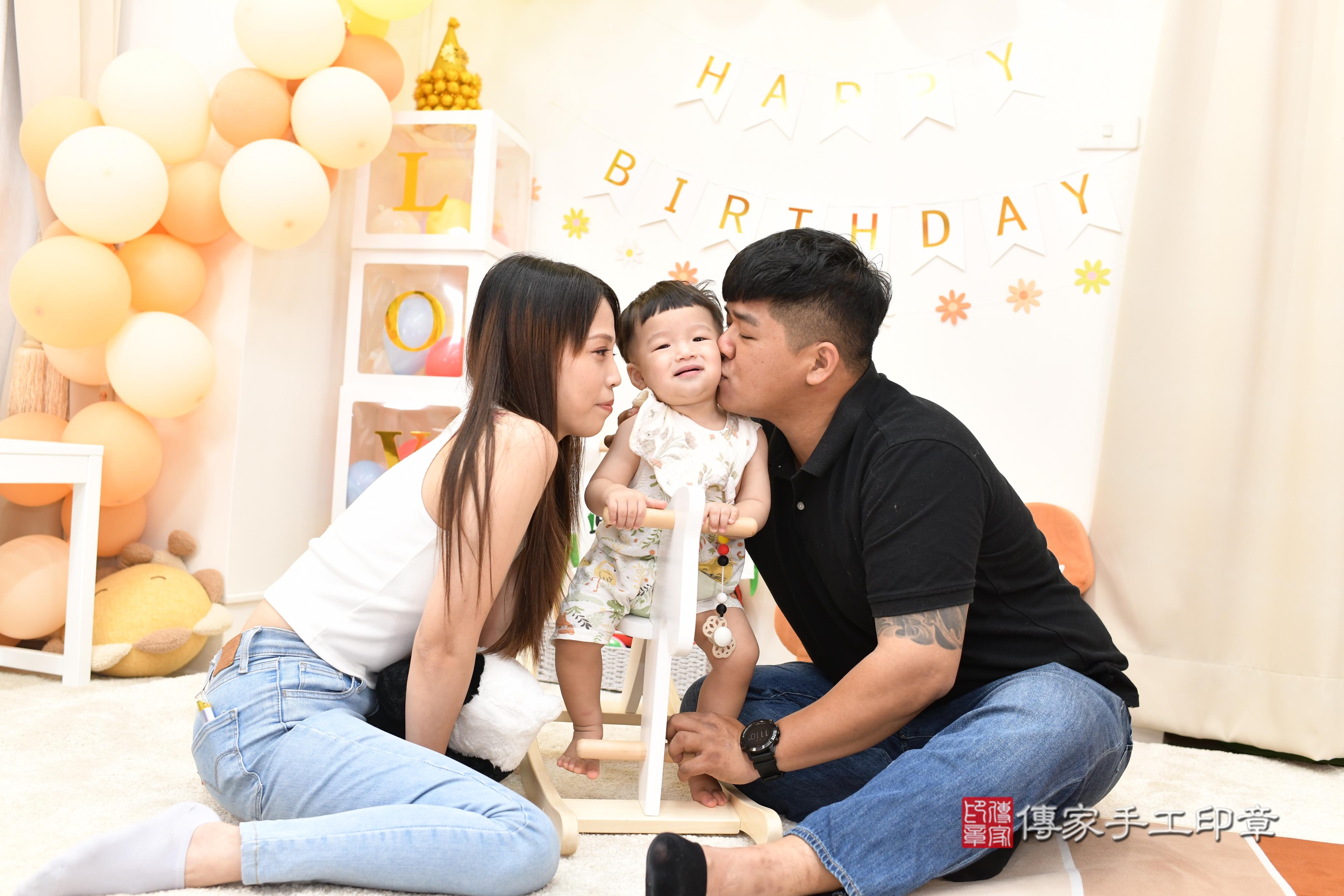 傳家手工印章高雄店、抓周、度脺、中國風會場、傳家嬰兒古禮、吉祥話、抓周道具物品24種、拍照。抓周證書。寶寶抓周、滿周歲、生日快樂、祝福