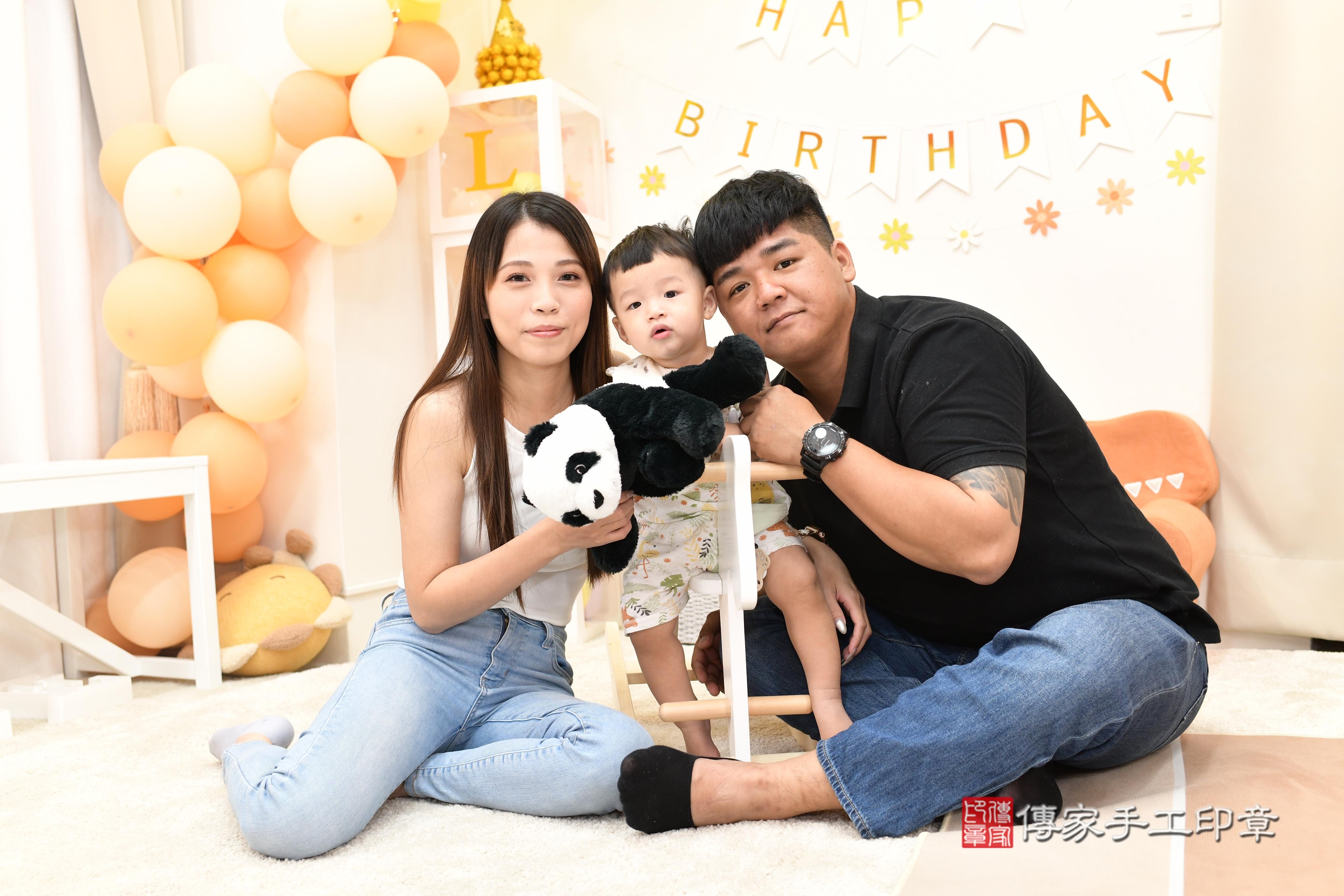 傳家手工印章高雄店、抓周、度脺、中國風會場、傳家嬰兒古禮、吉祥話、抓周道具物品24種、拍照。抓周證書。寶寶抓周、滿周歲、生日快樂、祝福