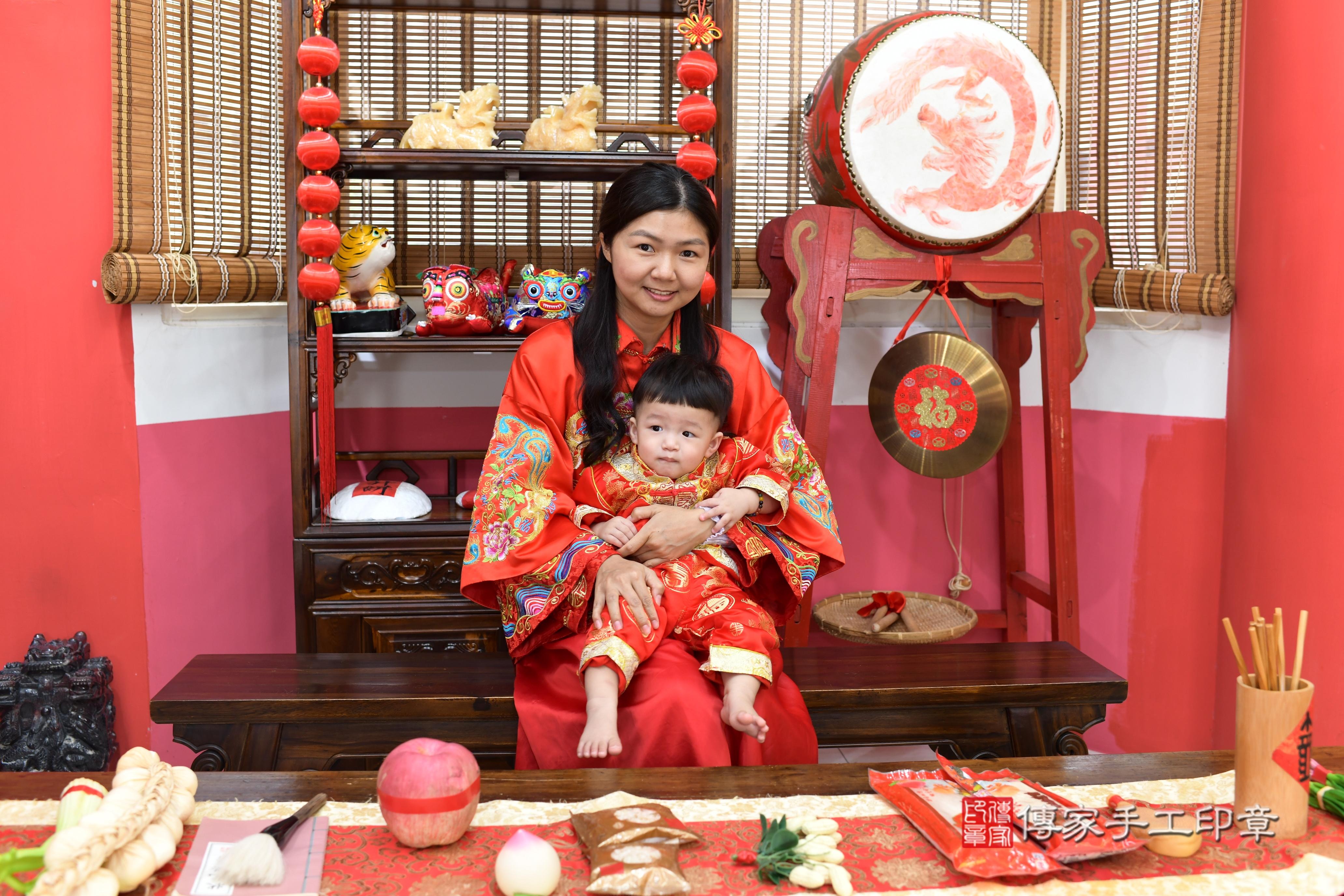 傳家手工印章高雄店、抓周、度脺、中國風會場、傳家嬰兒古禮、吉祥話、抓周道具物品24種、拍照。抓周證書。寶寶抓周、滿周歲、生日快樂、祝福