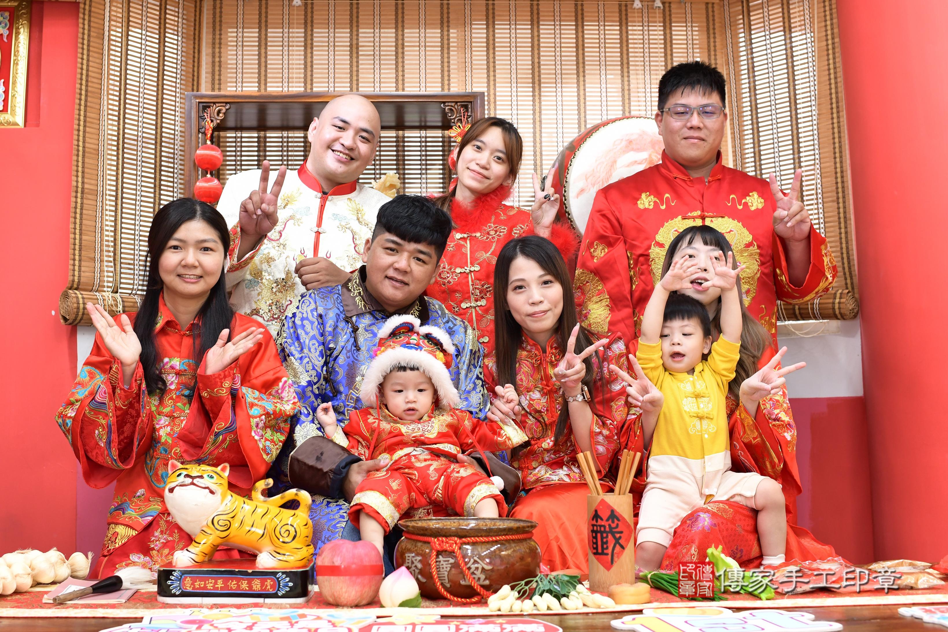 傳家手工印章高雄店、抓周、度脺、中國風會場、傳家嬰兒古禮、吉祥話、抓周道具物品24種、拍照。抓周證書。寶寶抓周、滿周歲、生日快樂、祝福