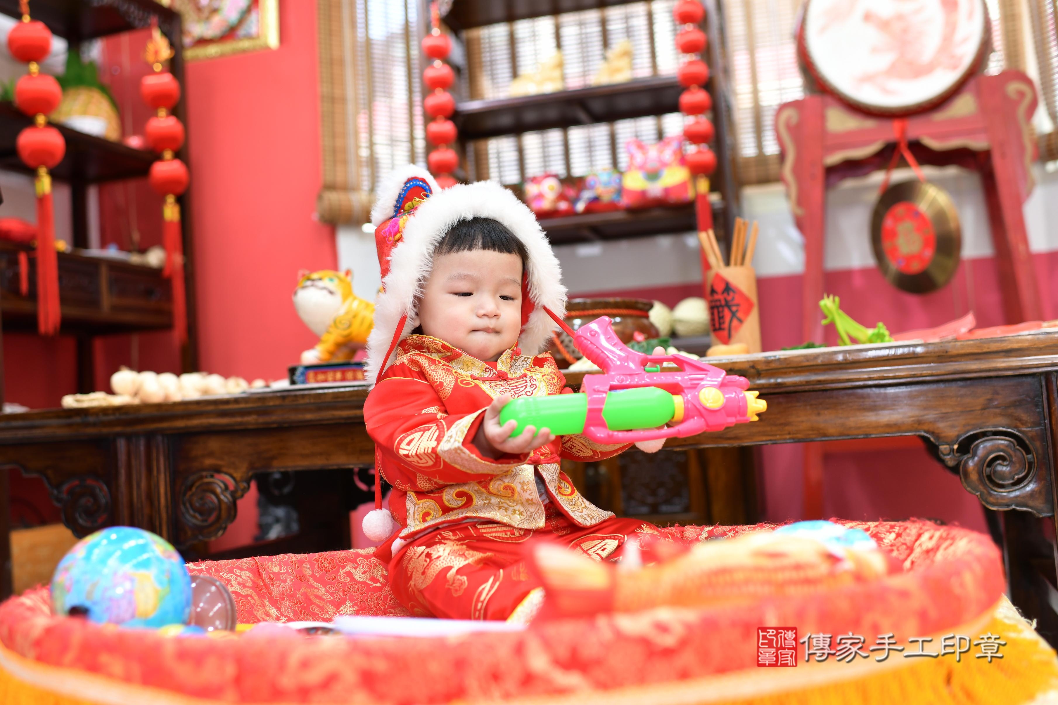 傳家手工印章高雄店、抓周、度脺、中國風會場、傳家嬰兒古禮、吉祥話、抓周道具物品24種、拍照。抓周證書。寶寶抓周、滿周歲、生日快樂、祝福