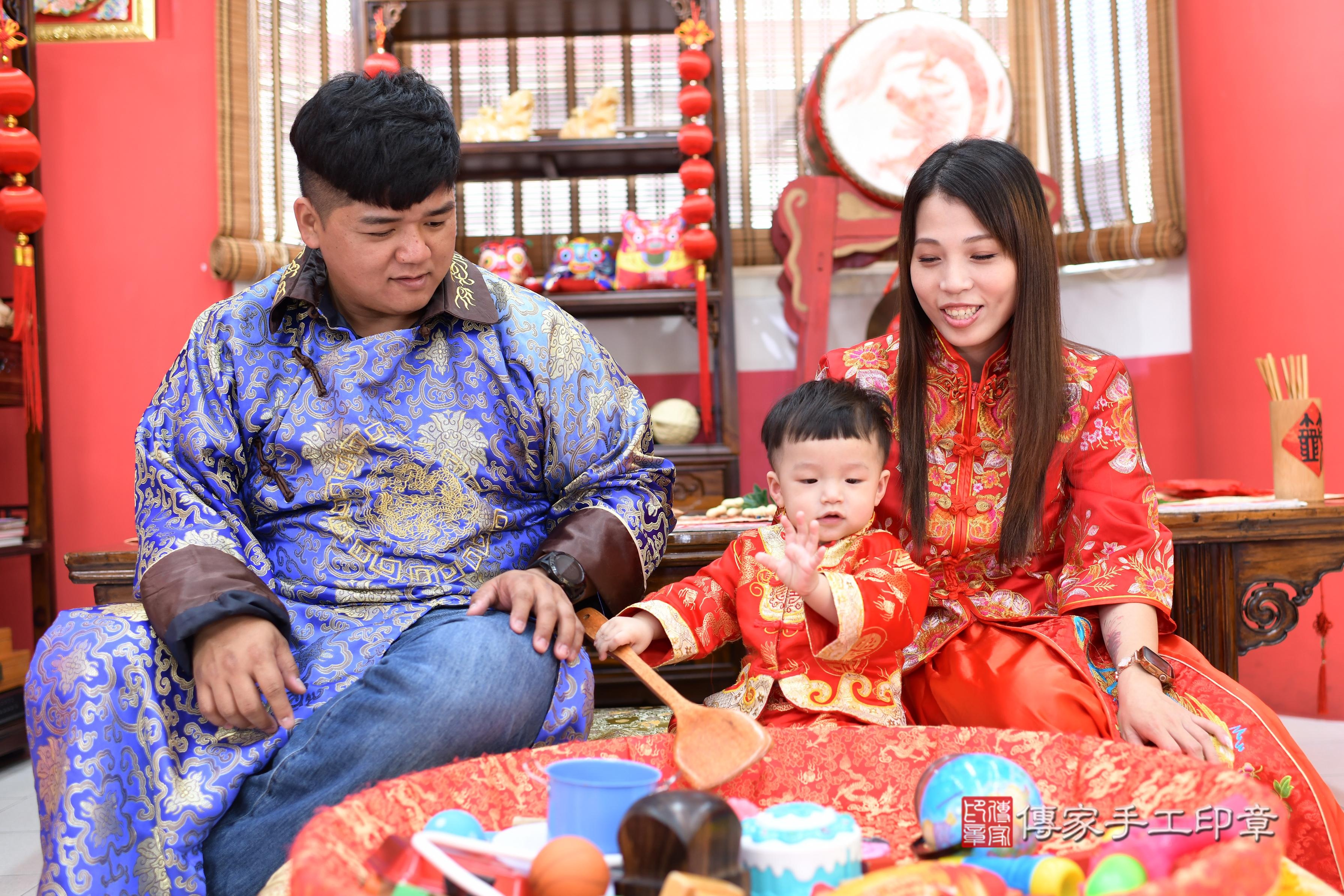 傳家手工印章高雄店、抓周、度脺、中國風會場、傳家嬰兒古禮、吉祥話、抓周道具物品24種、拍照。抓周證書。寶寶抓周、滿周歲、生日快樂、祝福