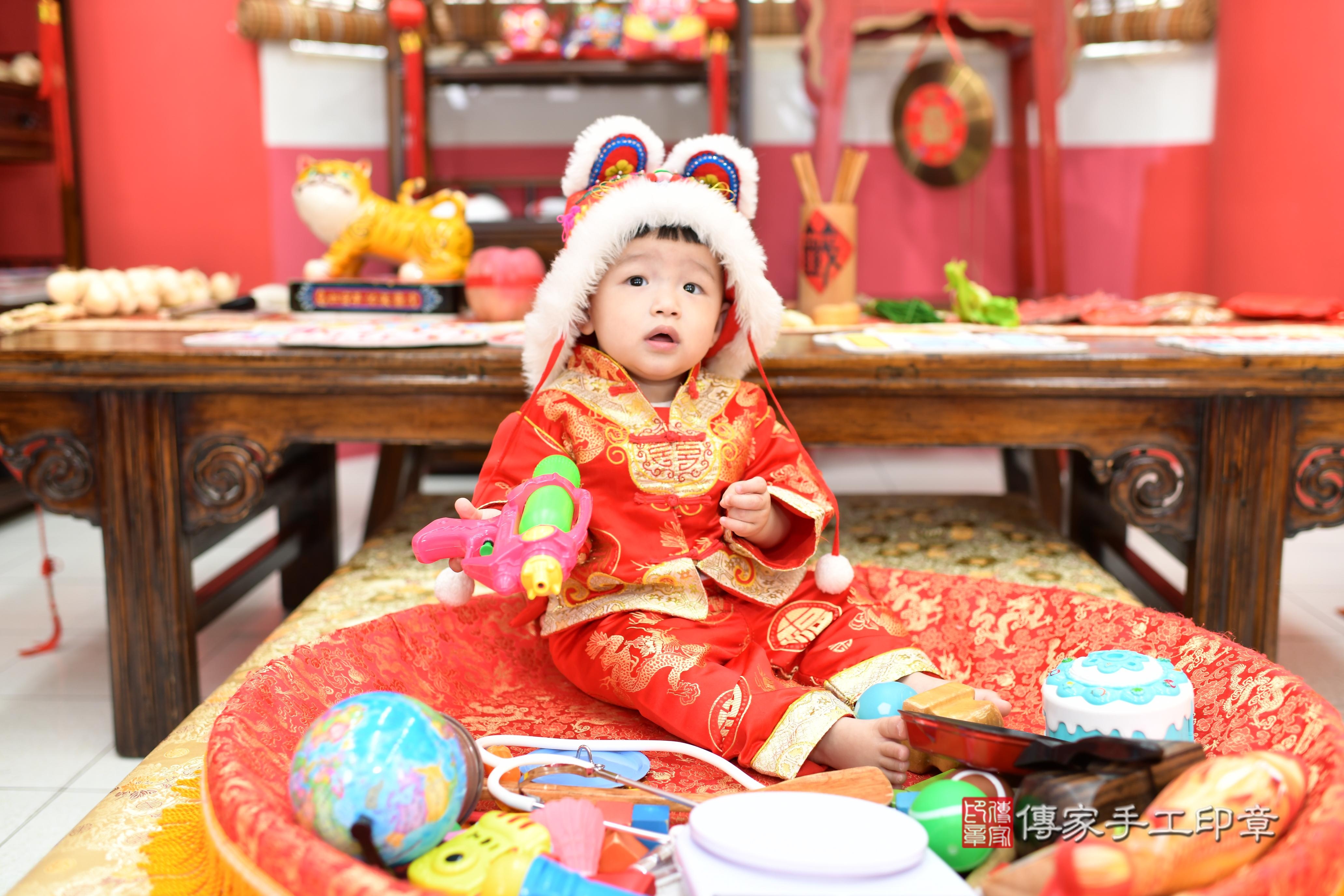 傳家手工印章高雄店、抓周、度脺、中國風會場、傳家嬰兒古禮、吉祥話、抓周道具物品24種、拍照。抓周證書。寶寶抓周、滿周歲、生日快樂、祝福