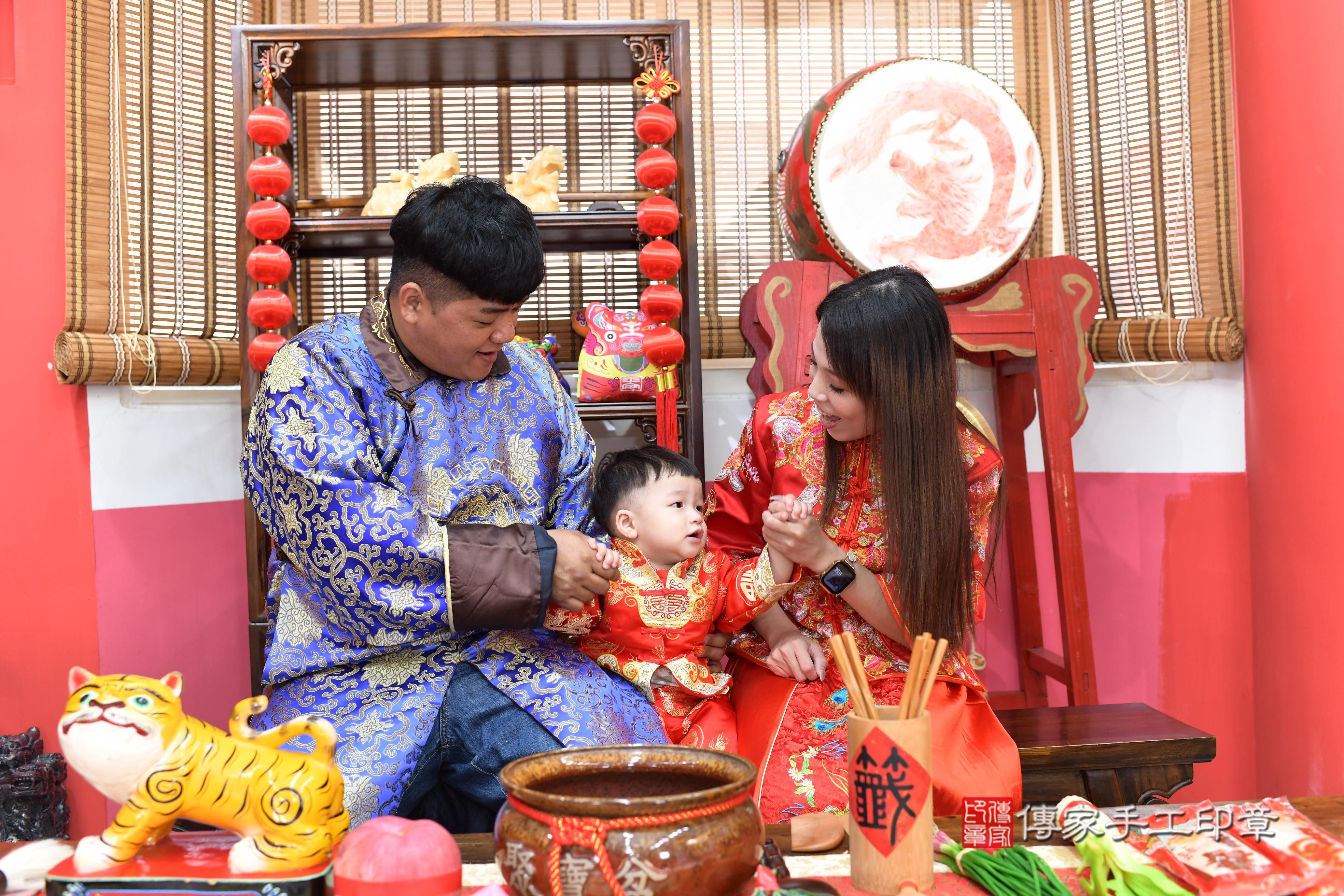 傳家手工印章高雄店、抓周、度脺、中國風會場、傳家嬰兒古禮、吉祥話、抓周道具物品24種、拍照。抓周證書。寶寶抓周、滿周歲、生日快樂、祝福