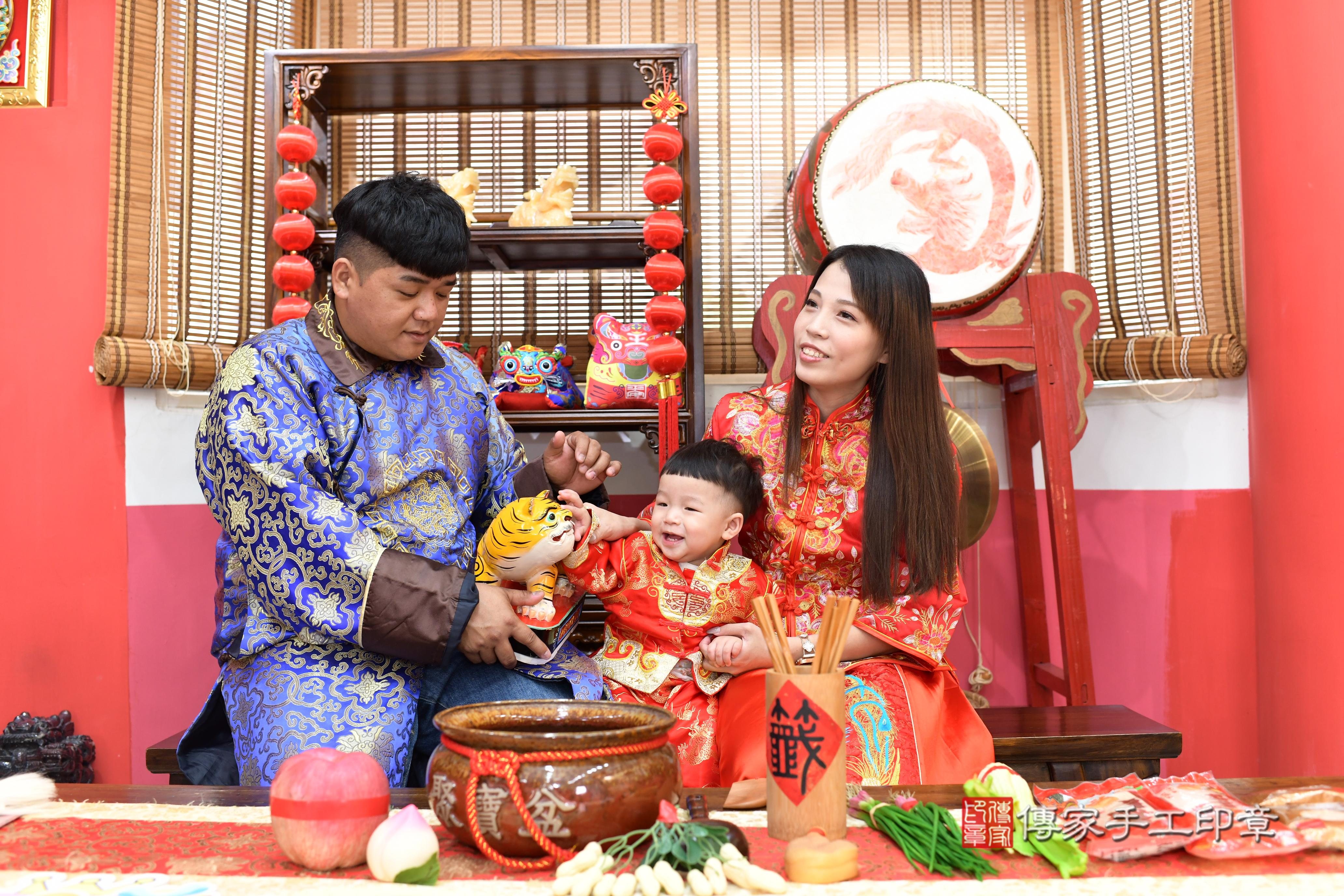 傳家手工印章高雄店、抓周、度脺、中國風會場、傳家嬰兒古禮、吉祥話、抓周道具物品24種、拍照。抓周證書。寶寶抓周、滿周歲、生日快樂、祝福