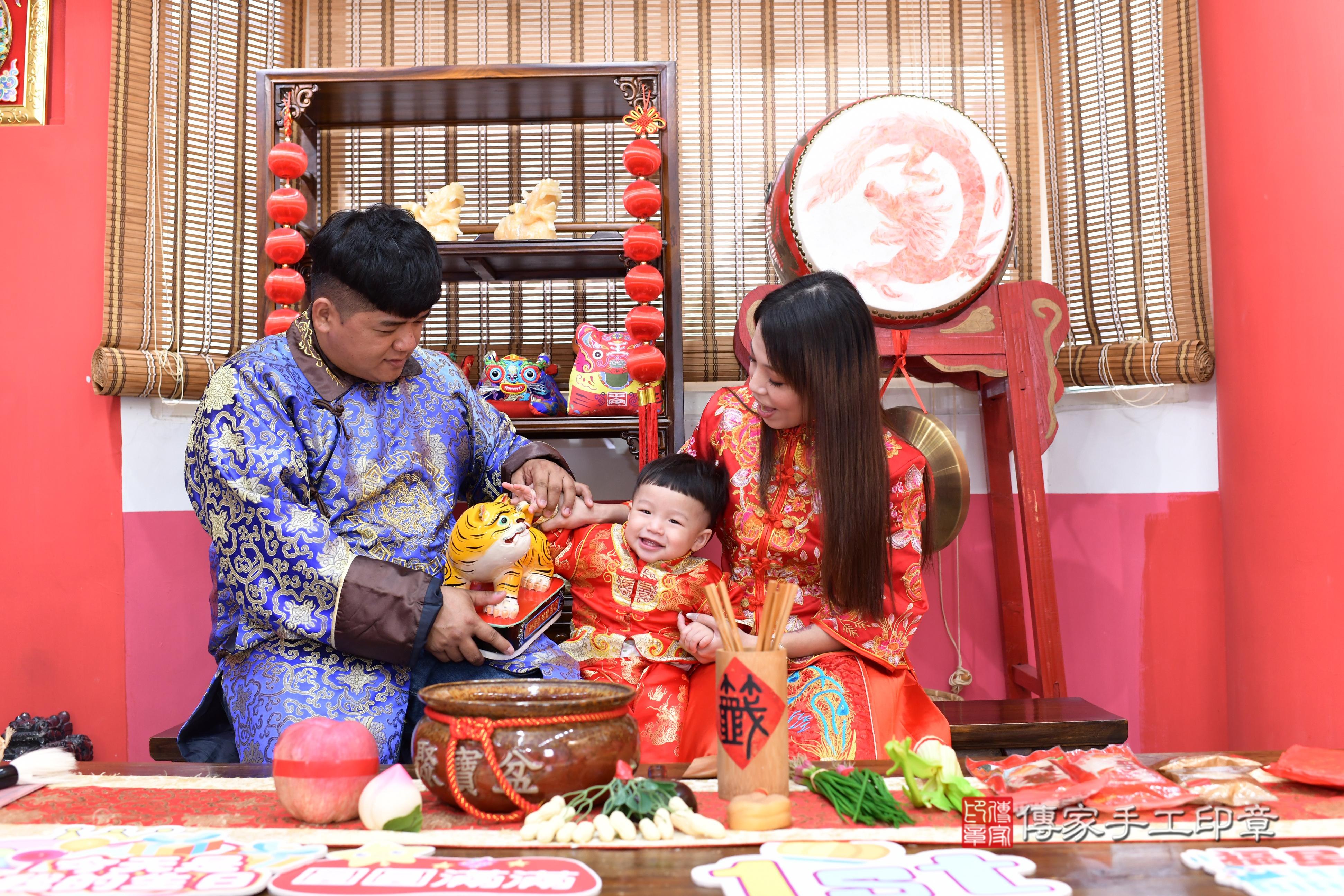 傳家手工印章高雄店、抓周、度脺、中國風會場、傳家嬰兒古禮、吉祥話、抓周道具物品24種、拍照。抓周證書。寶寶抓周、滿周歲、生日快樂、祝福