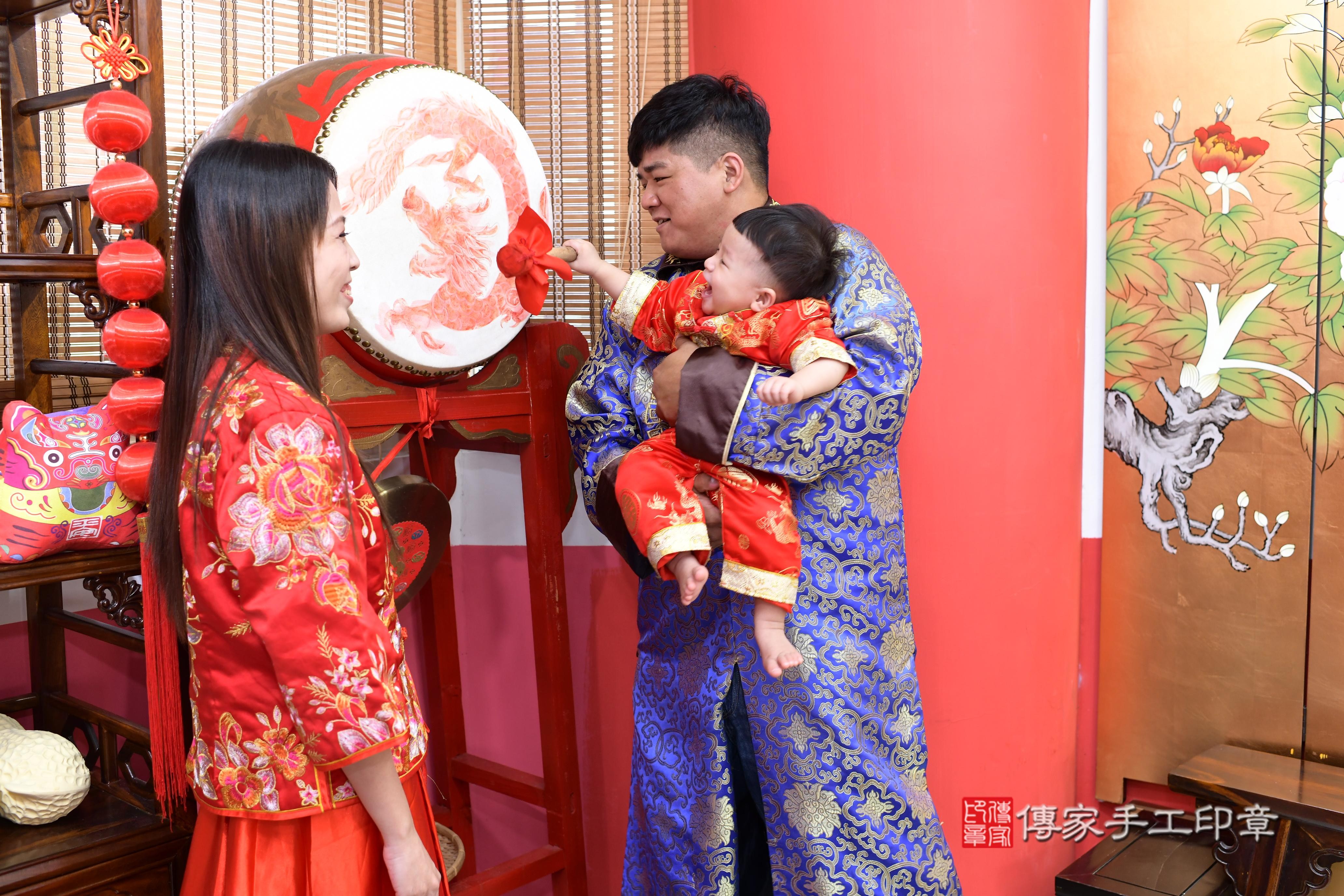 傳家手工印章高雄店、抓周、度脺、中國風會場、傳家嬰兒古禮、吉祥話、抓周道具物品24種、拍照。抓周證書。寶寶抓周、滿周歲、生日快樂、祝福