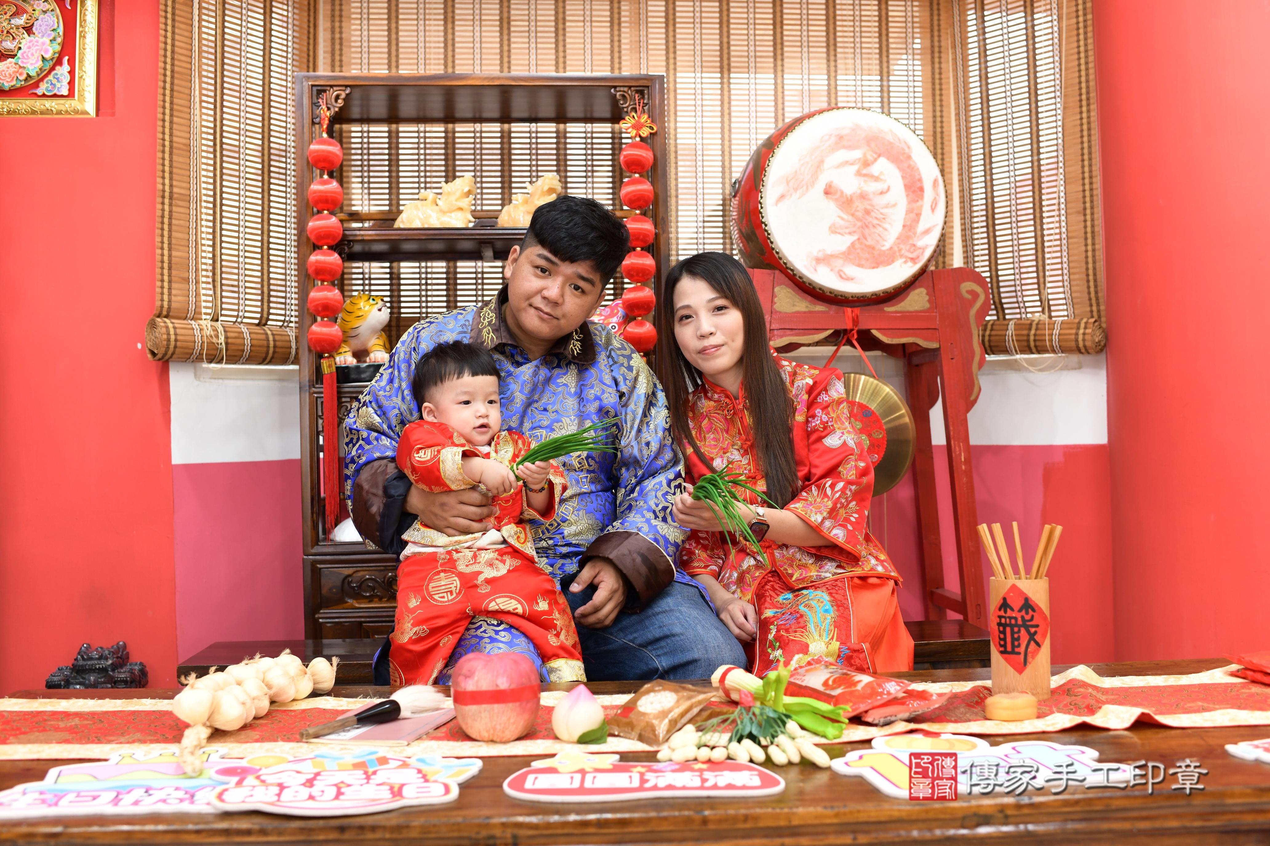 傳家手工印章高雄店、抓周、度脺、中國風會場、傳家嬰兒古禮、吉祥話、抓周道具物品24種、拍照。抓周證書。寶寶抓周、滿周歲、生日快樂、祝福