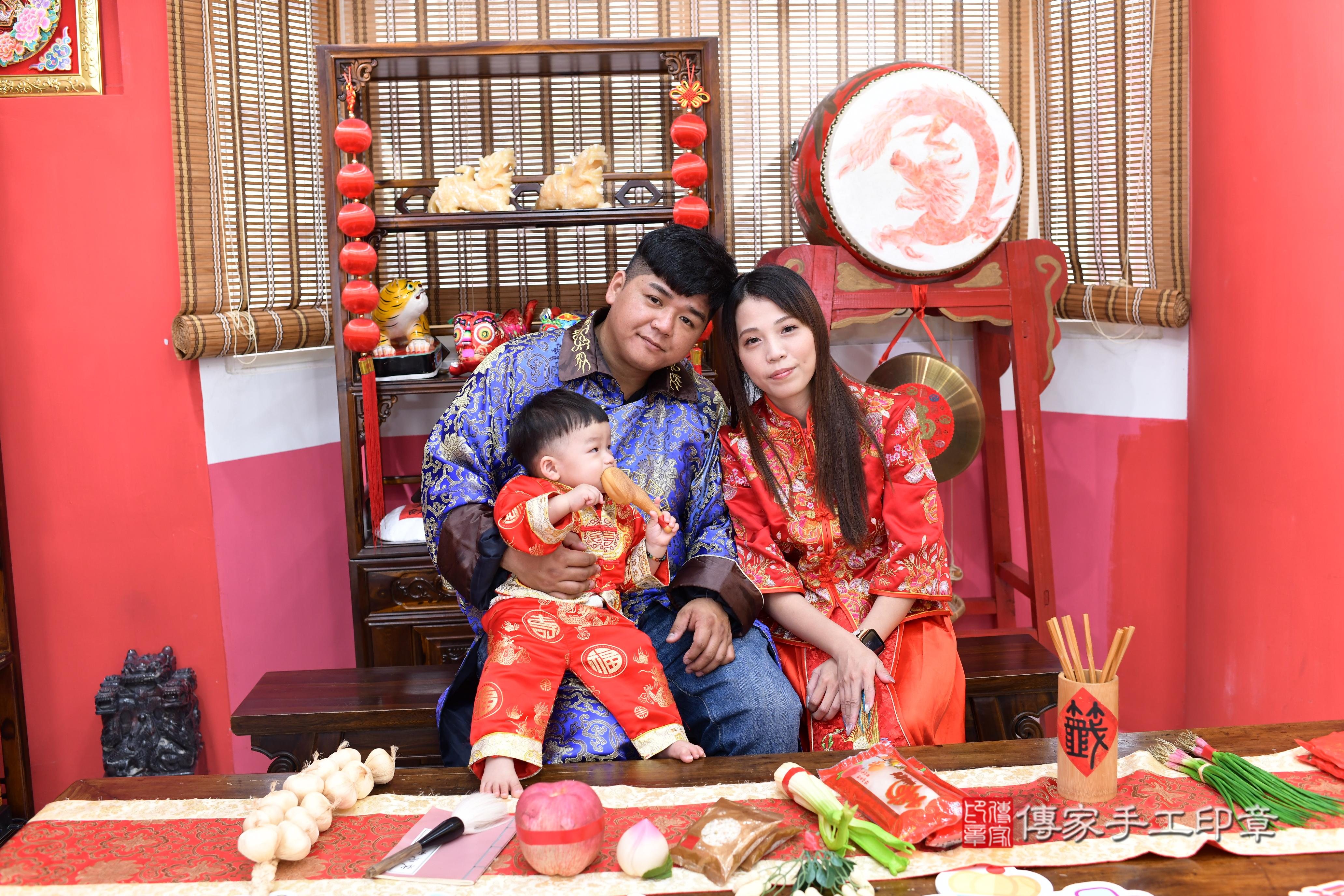 傳家手工印章高雄店、抓周、度脺、中國風會場、傳家嬰兒古禮、吉祥話、抓周道具物品24種、拍照。抓周證書。寶寶抓周、滿周歲、生日快樂、祝福