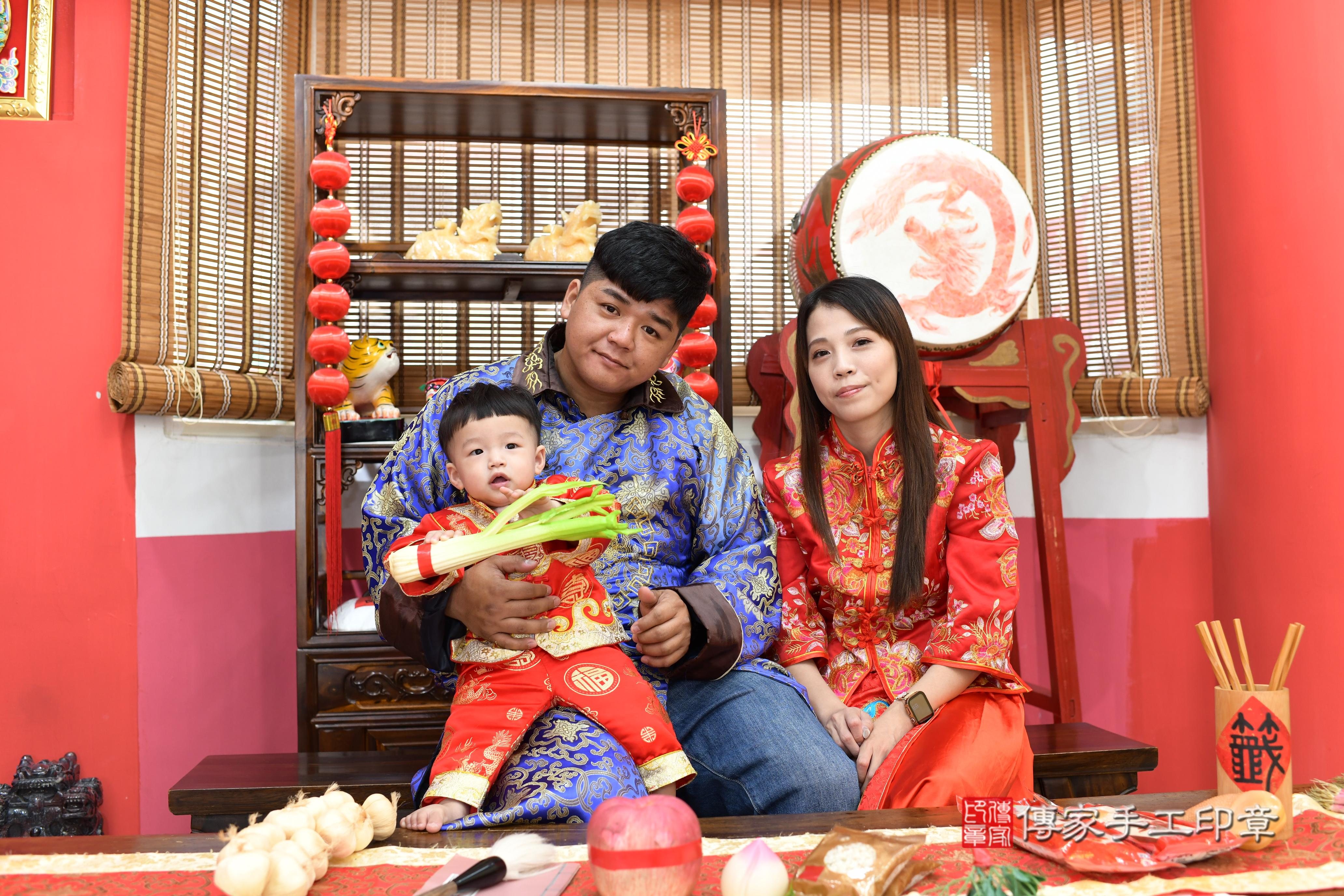 傳家手工印章高雄店、抓周、度脺、中國風會場、傳家嬰兒古禮、吉祥話、抓周道具物品24種、拍照。抓周證書。寶寶抓周、滿周歲、生日快樂、祝福