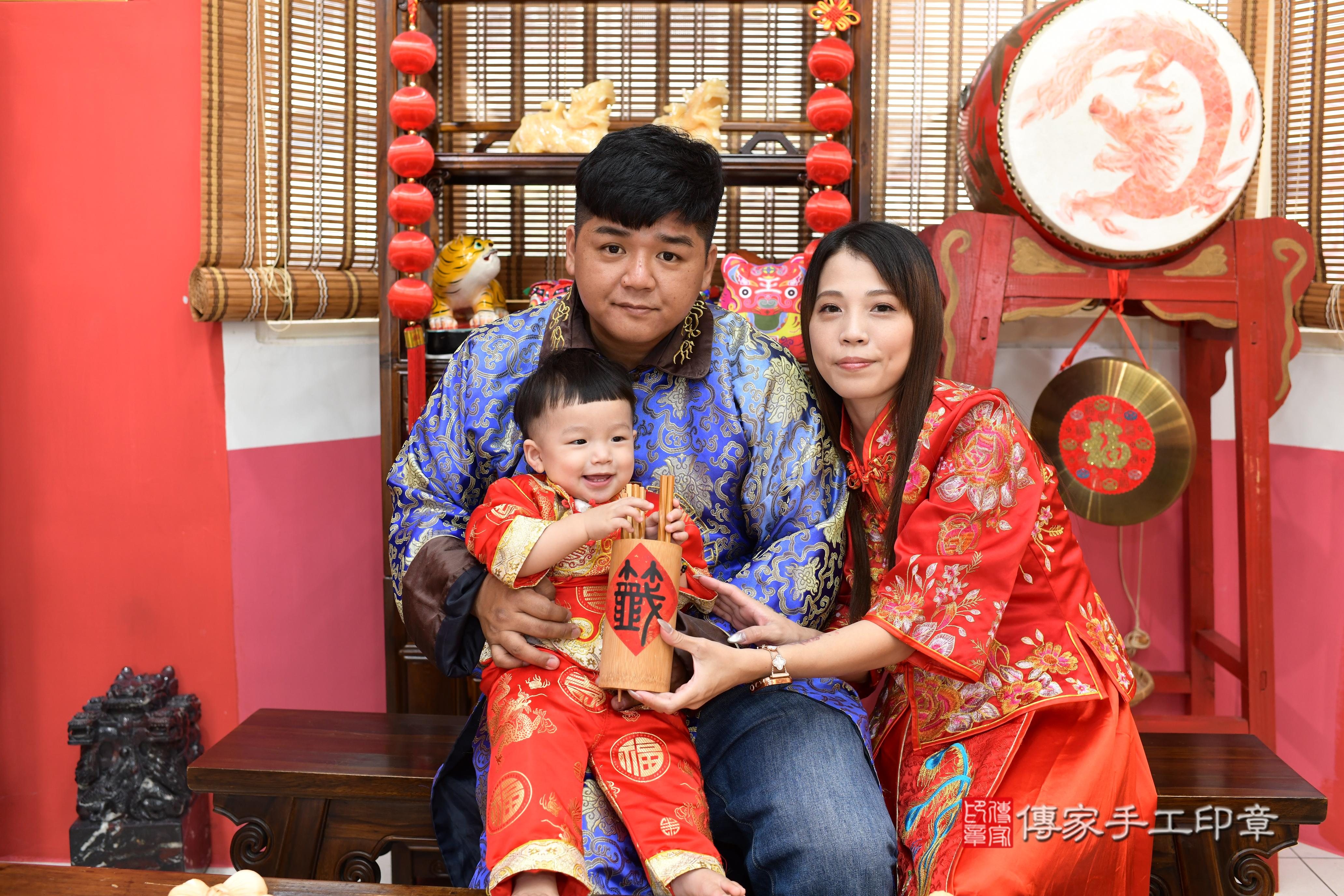 傳家手工印章高雄店、抓周、度脺、中國風會場、傳家嬰兒古禮、吉祥話、抓周道具物品24種、拍照。抓周證書。寶寶抓周、滿周歲、生日快樂、祝福