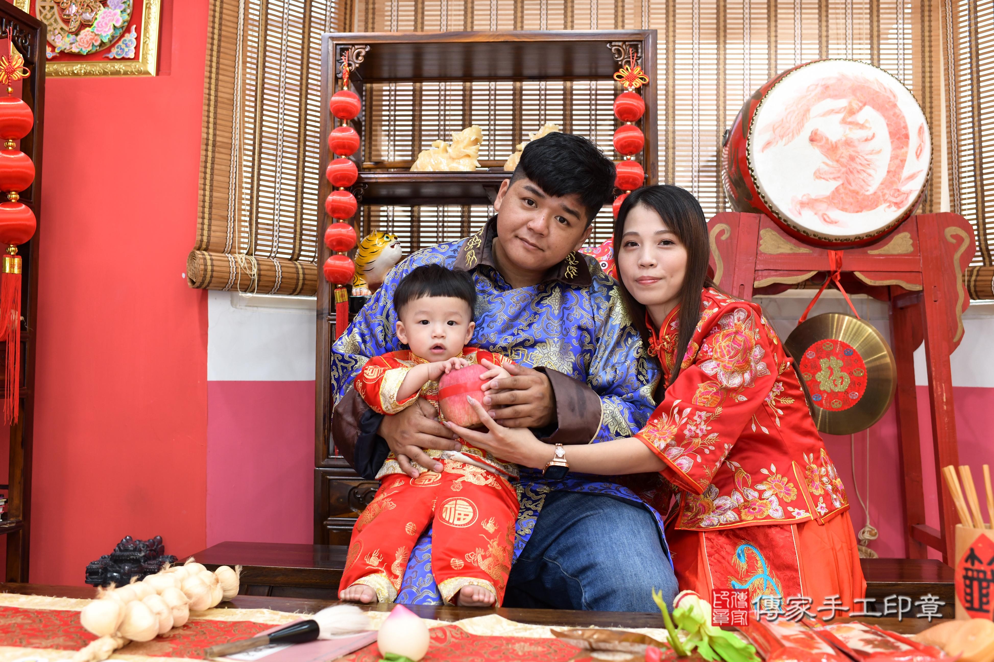 傳家手工印章高雄店、抓周、度脺、中國風會場、傳家嬰兒古禮、吉祥話、抓周道具物品24種、拍照。抓周證書。寶寶抓周、滿周歲、生日快樂、祝福