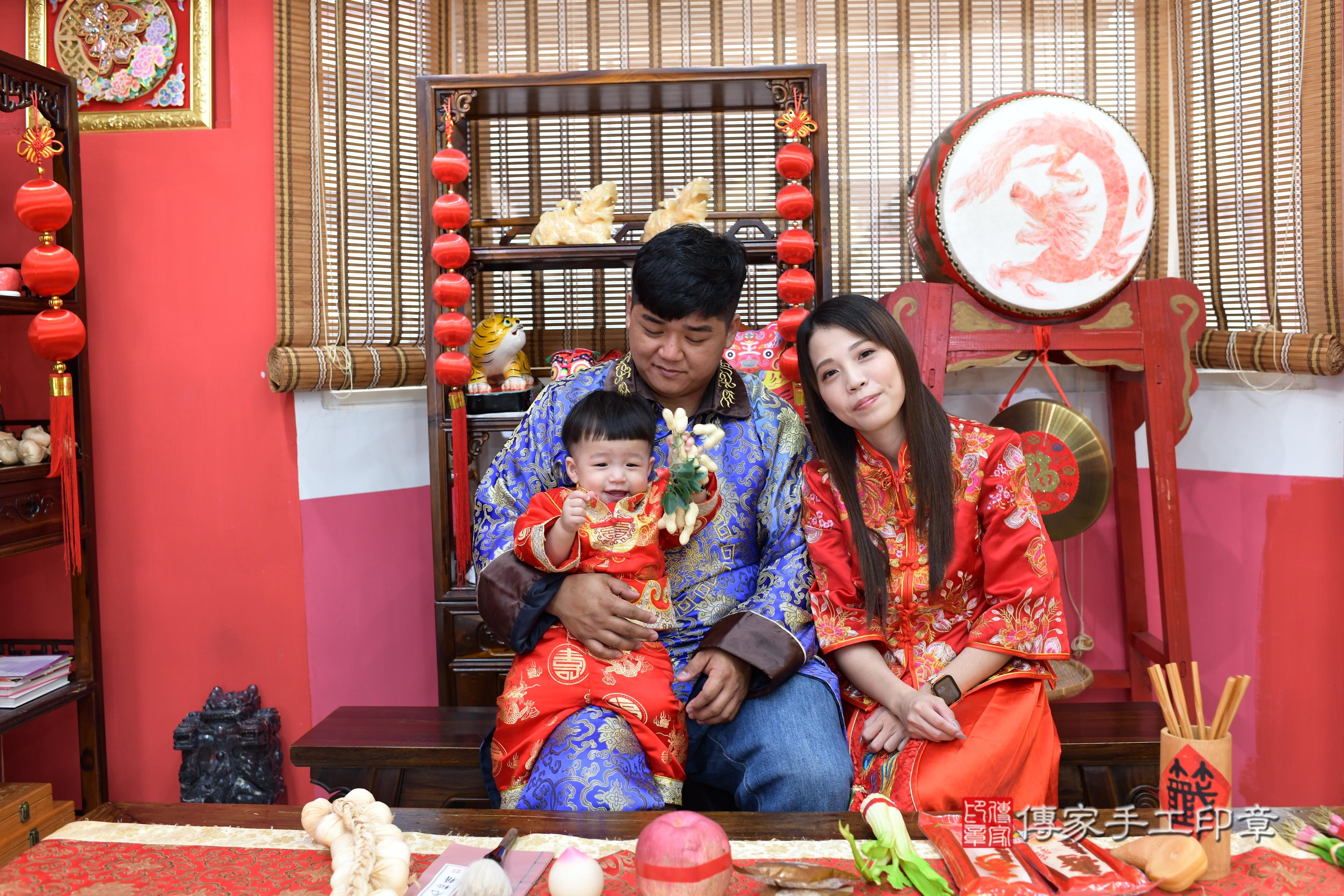 傳家手工印章高雄店、抓周、度脺、中國風會場、傳家嬰兒古禮、吉祥話、抓周道具物品24種、拍照。抓周證書。寶寶抓周、滿周歲、生日快樂、祝福