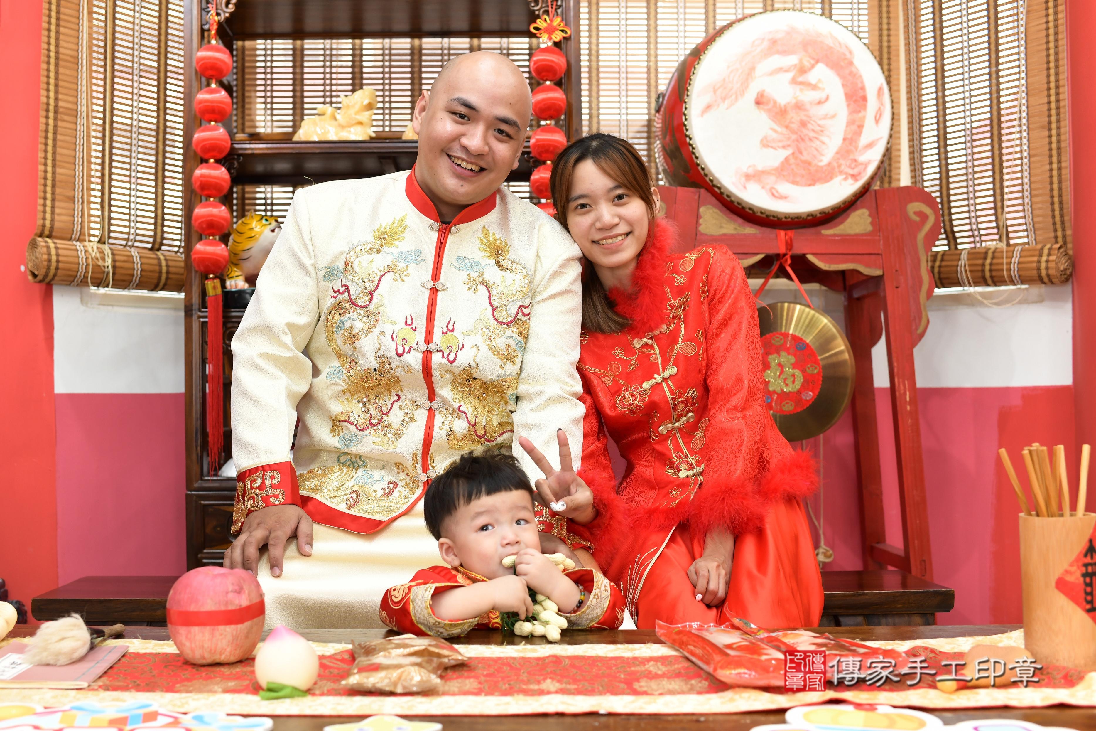 傳家手工印章高雄店、抓周、度脺、中國風會場、傳家嬰兒古禮、吉祥話、抓周道具物品24種、拍照。抓周證書。寶寶抓周、滿周歲、生日快樂、祝福