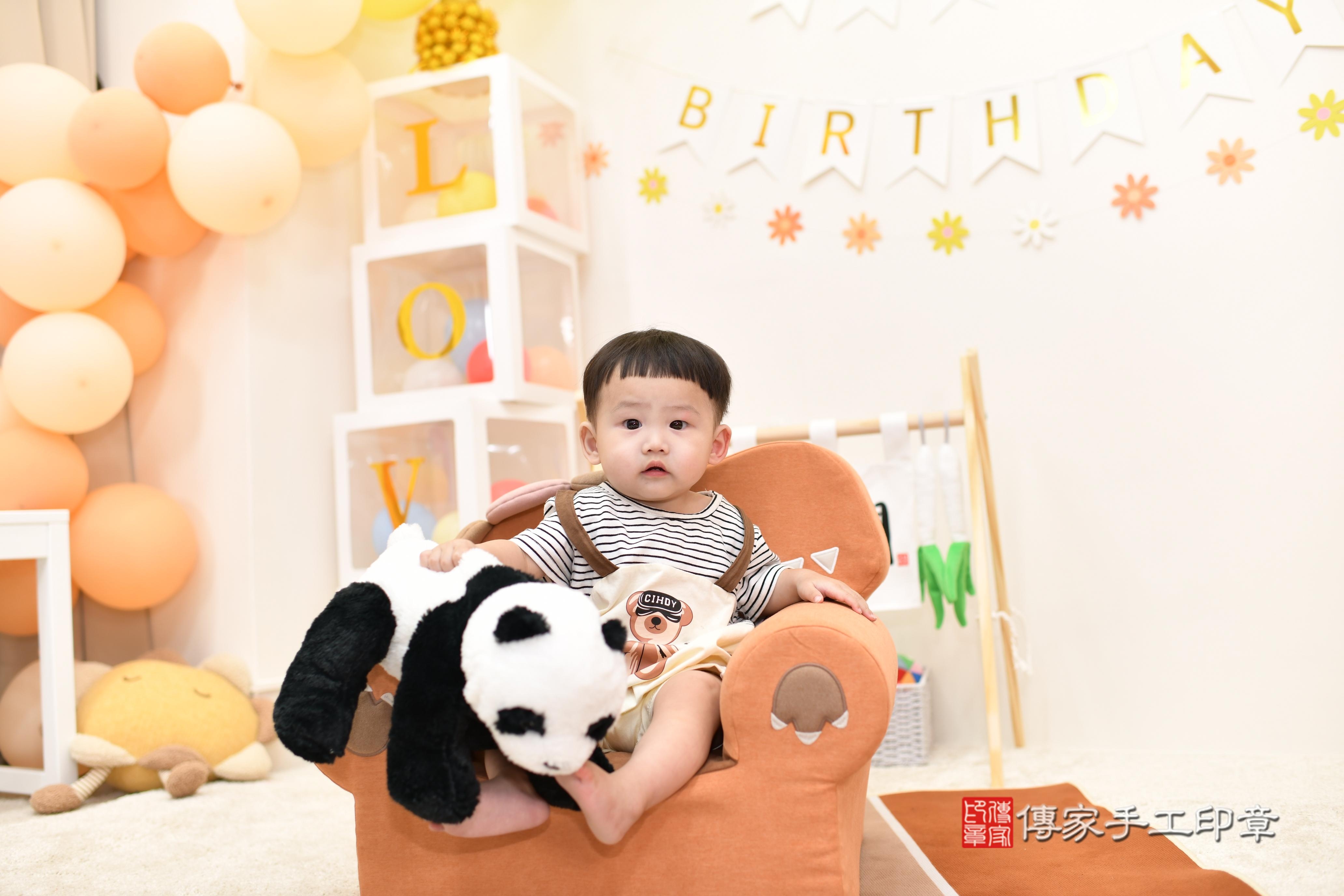 傳家手工印章高雄店、抓周、度脺、中國風會場、傳家嬰兒古禮、吉祥話、抓周道具物品24種、拍照。抓周證書。寶寶抓周、滿周歲、生日快樂、祝福