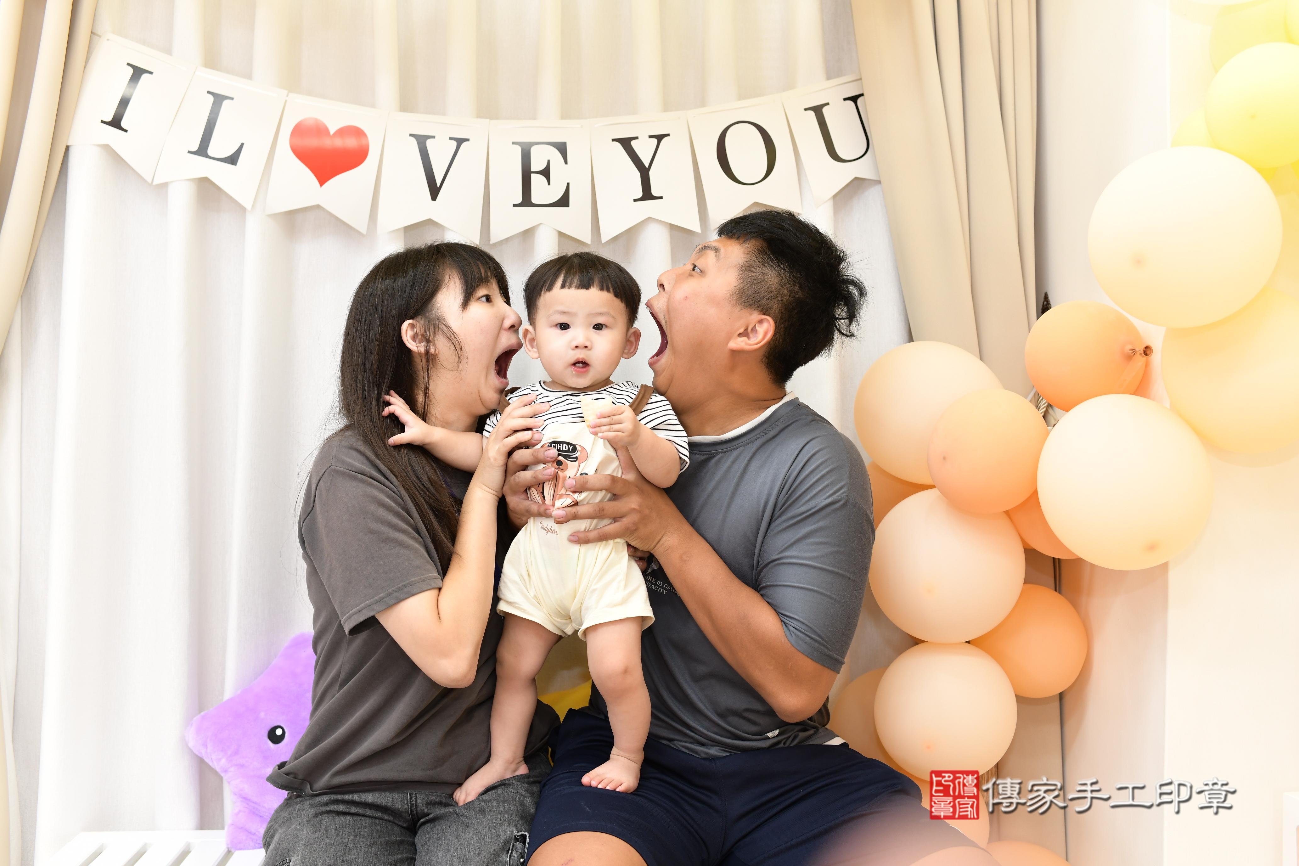 傳家手工印章高雄店、抓周、度脺、中國風會場、傳家嬰兒古禮、吉祥話、抓周道具物品24種、拍照。抓周證書。寶寶抓周、滿周歲、生日快樂、祝福