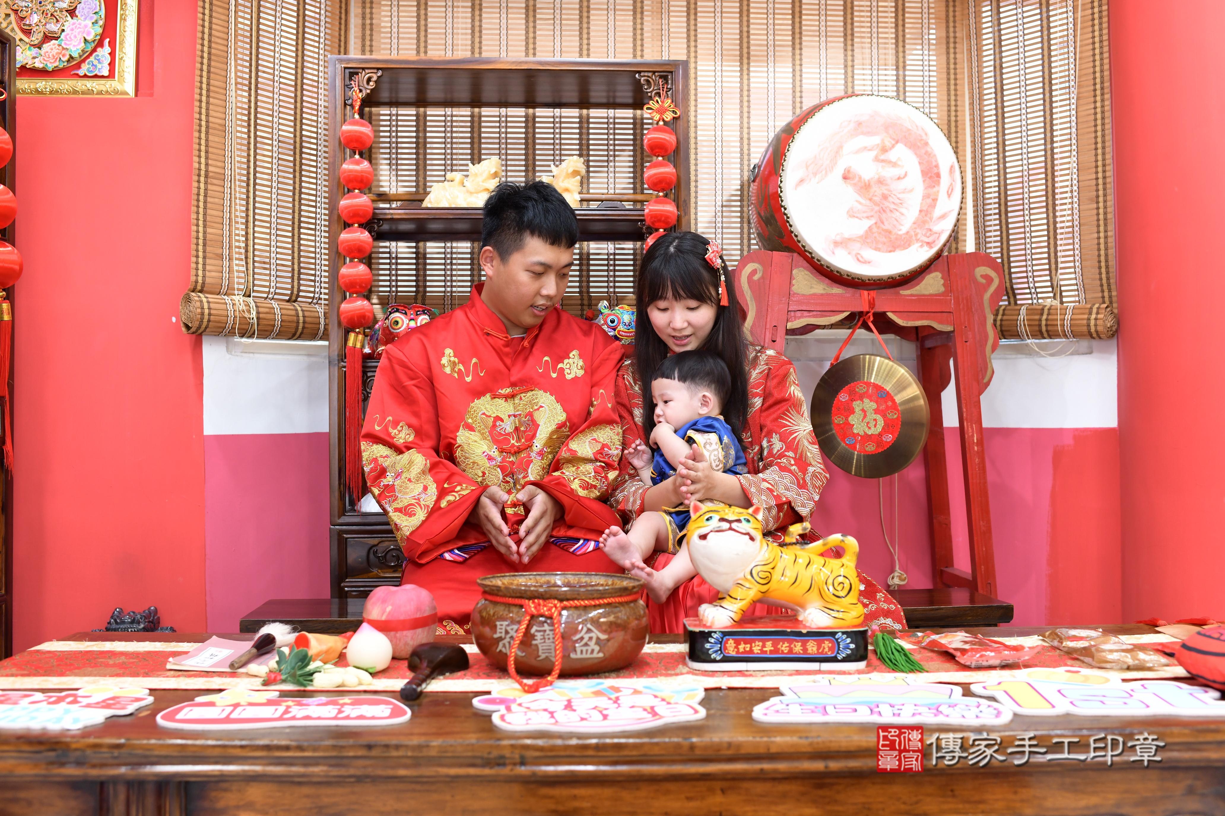 傳家手工印章高雄店、抓周、度脺、中國風會場、傳家嬰兒古禮、吉祥話、抓周道具物品24種、拍照。抓周證書。寶寶抓周、滿周歲、生日快樂、祝福