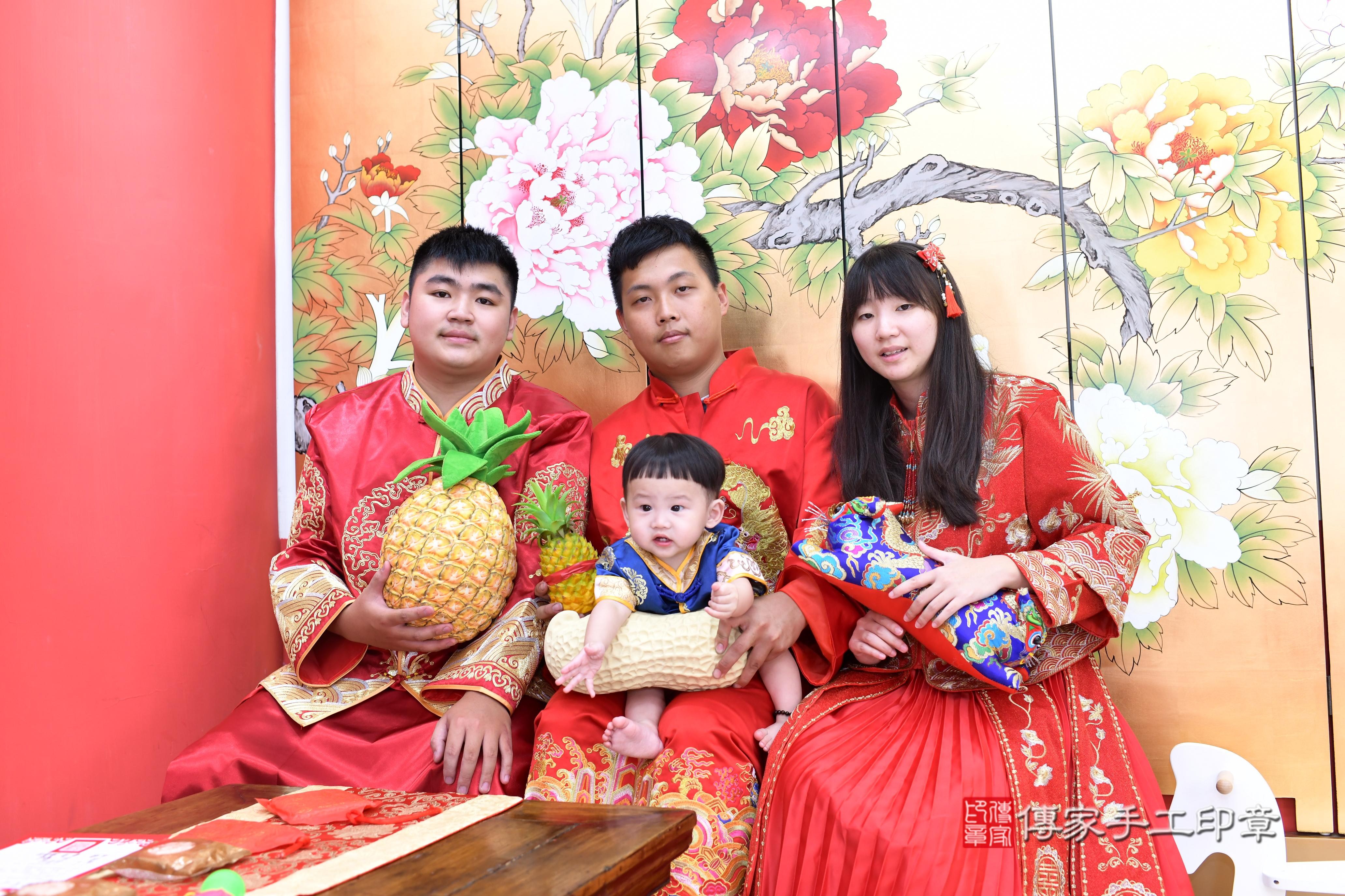 傳家手工印章高雄店、抓周、度脺、中國風會場、傳家嬰兒古禮、吉祥話、抓周道具物品24種、拍照。抓周證書。寶寶抓周、滿周歲、生日快樂、祝福