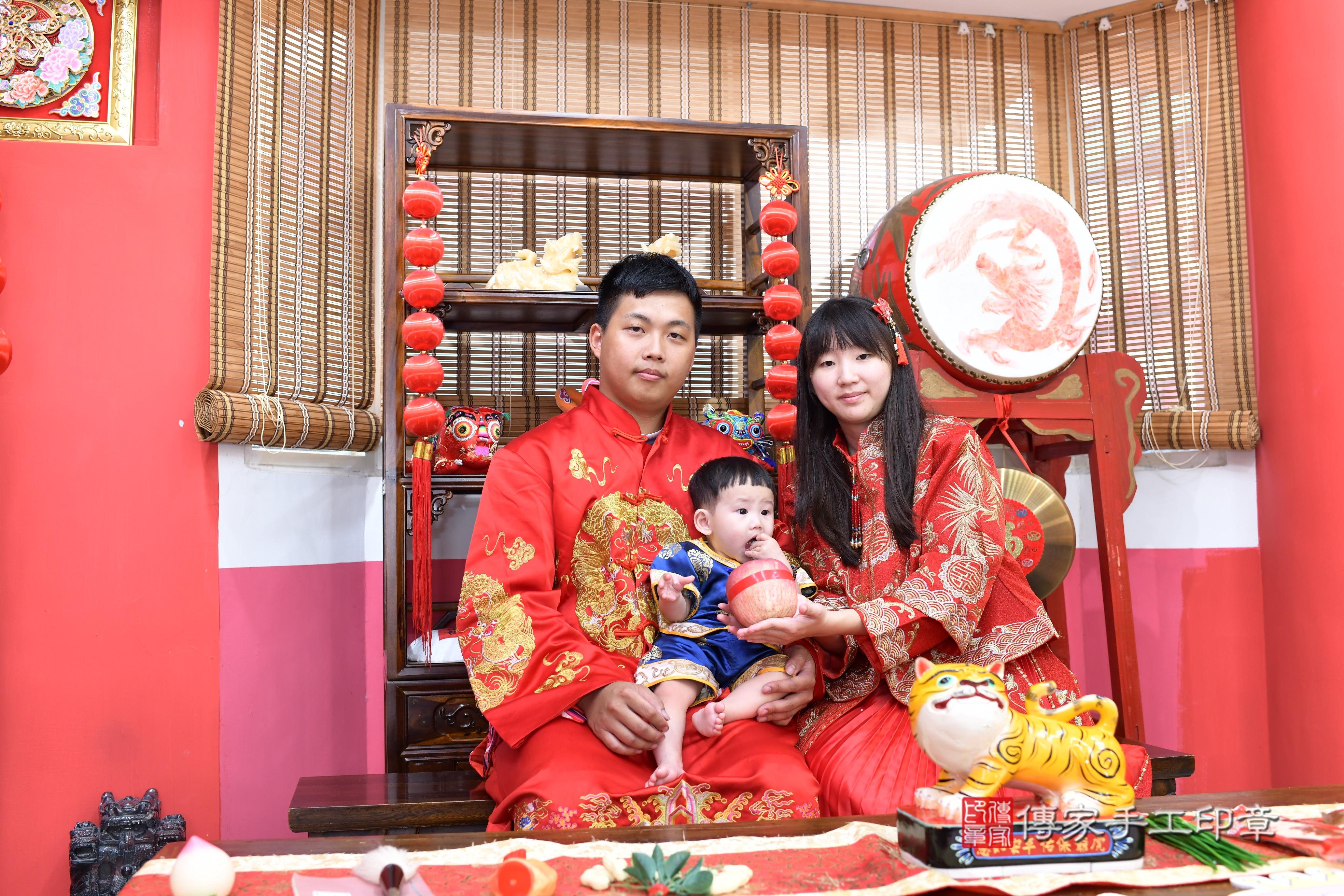 傳家手工印章高雄店、抓周、度脺、中國風會場、傳家嬰兒古禮、吉祥話、抓周道具物品24種、拍照。抓周證書。寶寶抓周、滿周歲、生日快樂、祝福