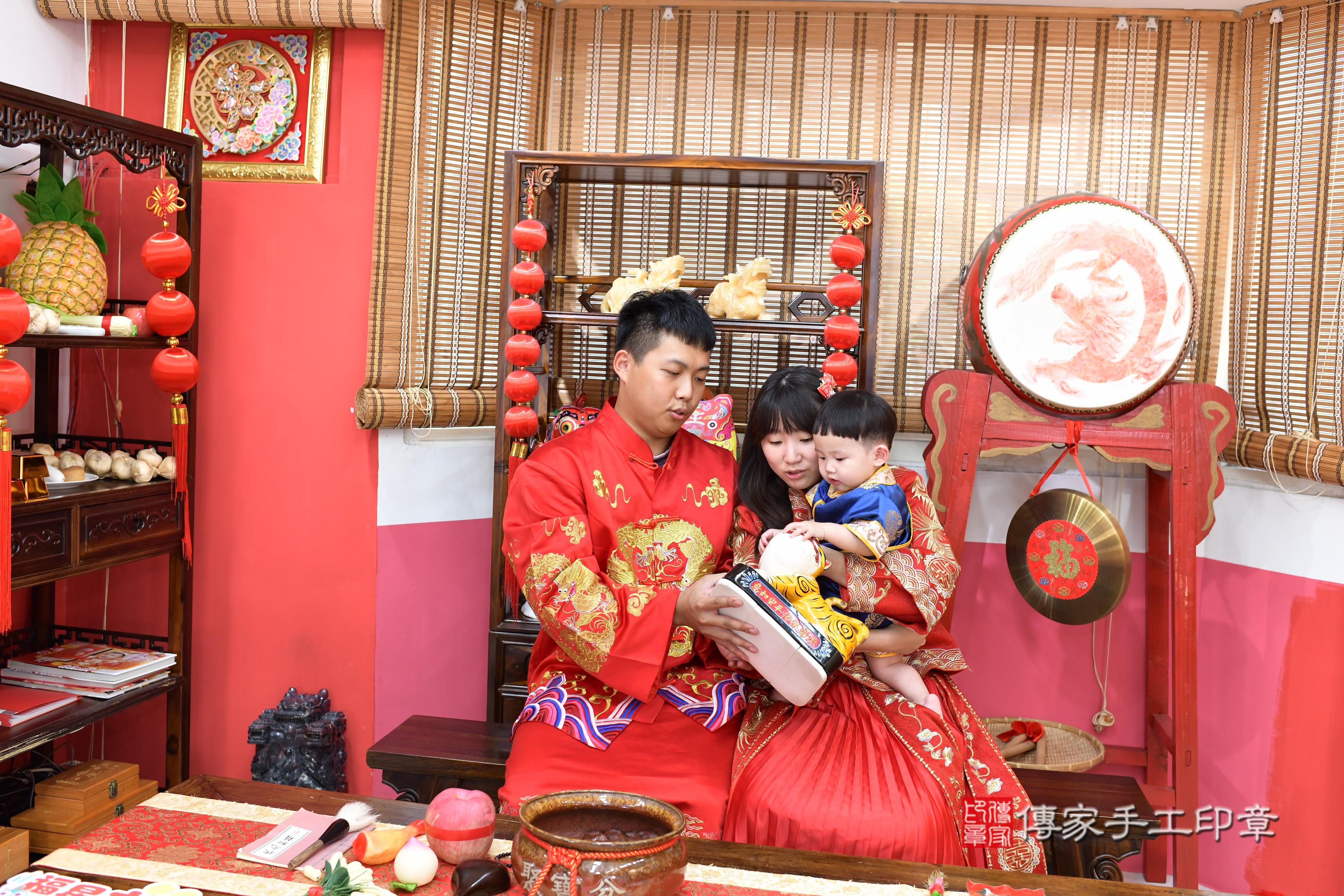 傳家手工印章高雄店、抓周、度脺、中國風會場、傳家嬰兒古禮、吉祥話、抓周道具物品24種、拍照。抓周證書。寶寶抓周、滿周歲、生日快樂、祝福