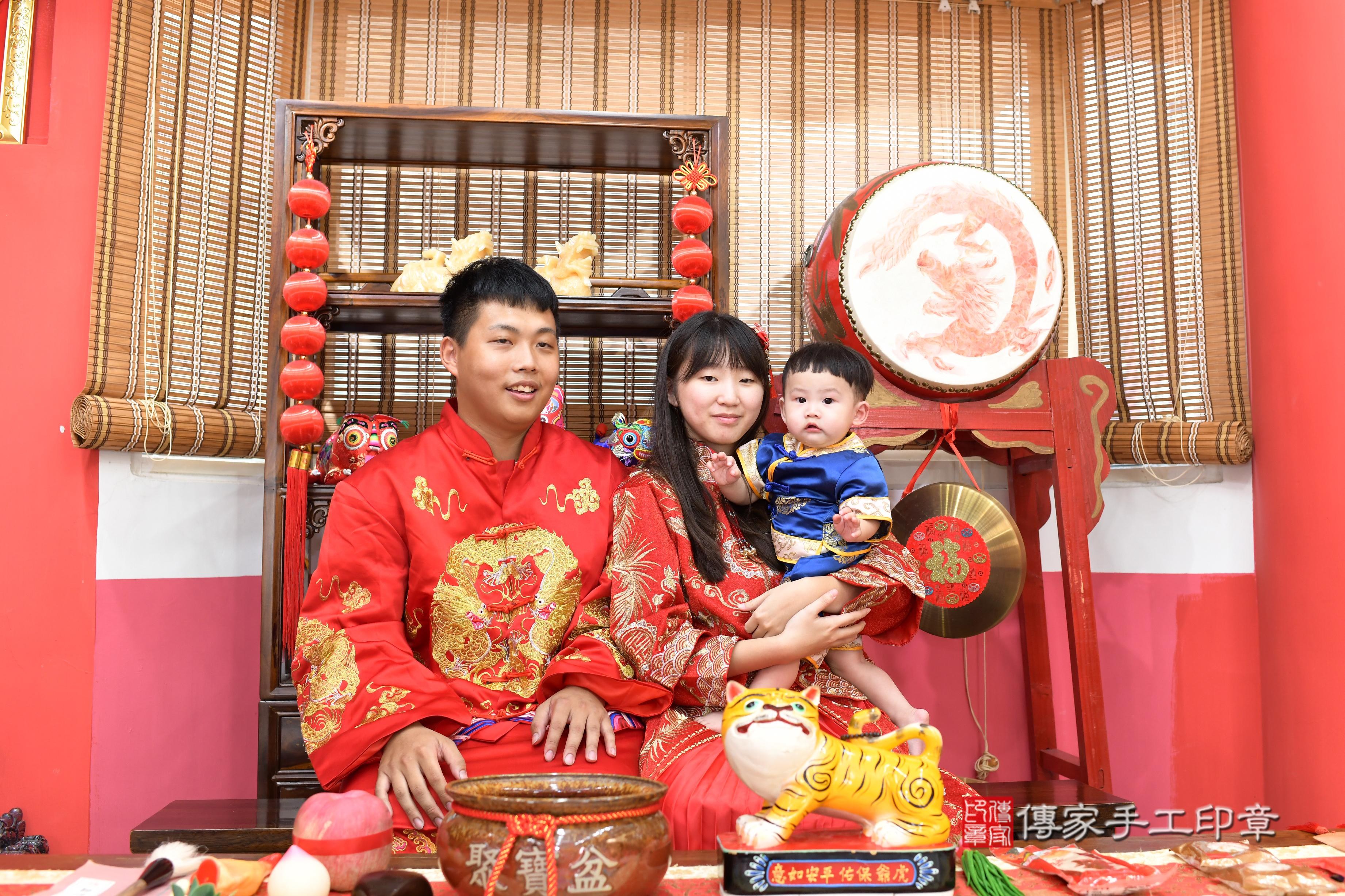 傳家手工印章高雄店、抓周、度脺、中國風會場、傳家嬰兒古禮、吉祥話、抓周道具物品24種、拍照。抓周證書。寶寶抓周、滿周歲、生日快樂、祝福