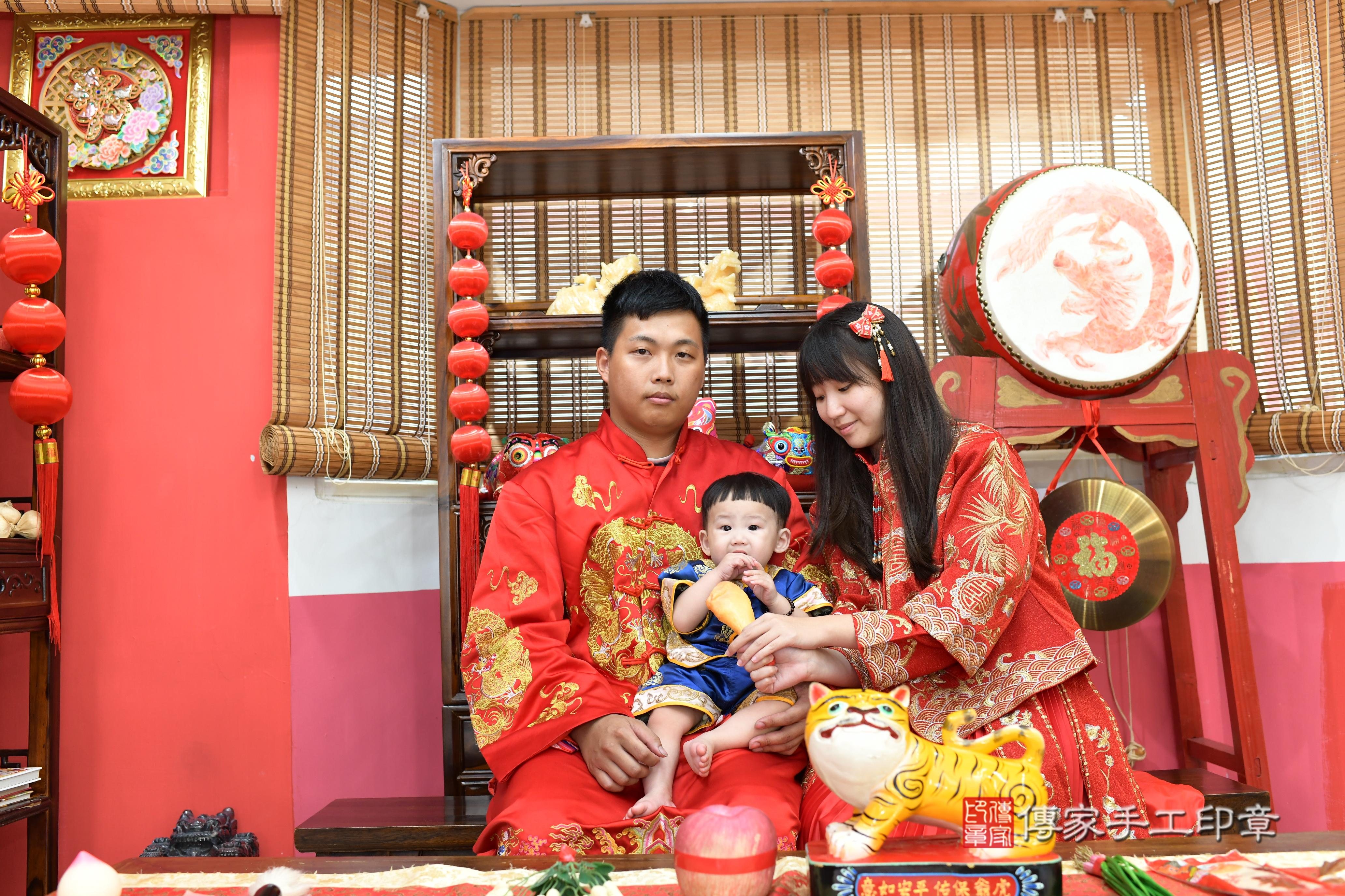 傳家手工印章高雄店、抓周、度脺、中國風會場、傳家嬰兒古禮、吉祥話、抓周道具物品24種、拍照。抓周證書。寶寶抓周、滿周歲、生日快樂、祝福