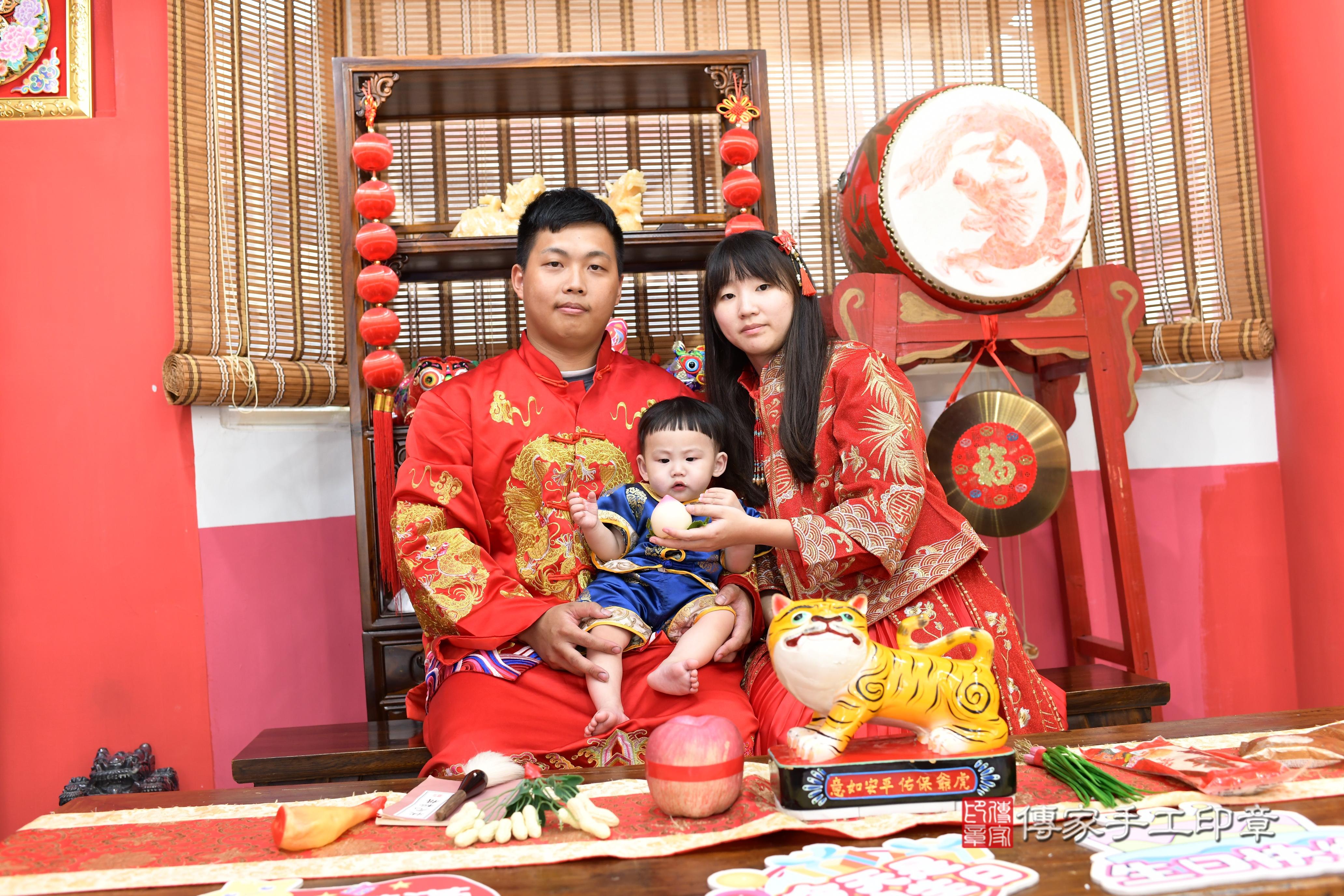 傳家手工印章高雄店、抓周、度脺、中國風會場、傳家嬰兒古禮、吉祥話、抓周道具物品24種、拍照。抓周證書。寶寶抓周、滿周歲、生日快樂、祝福